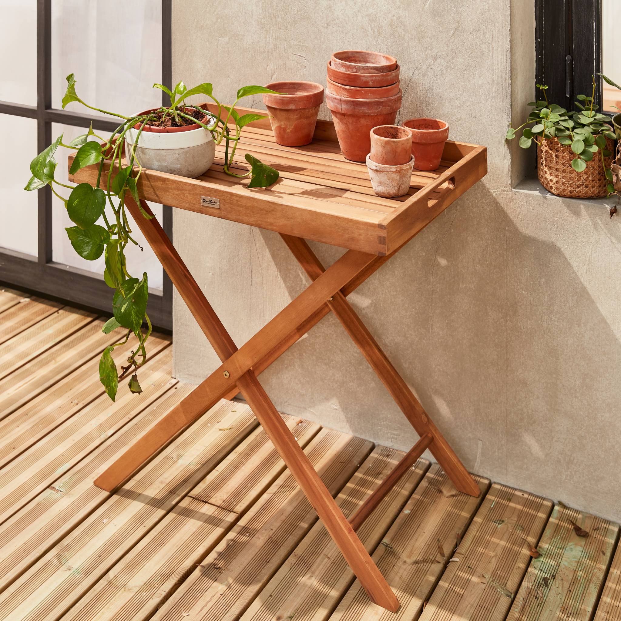 sweeek - Houten dienblad op standaard