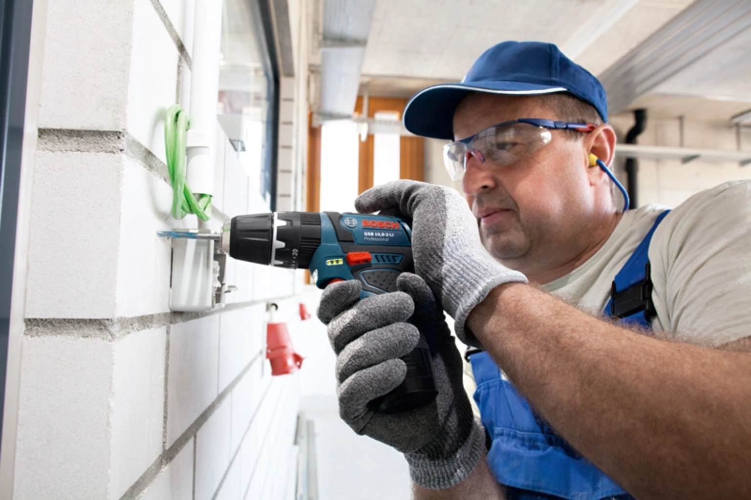 Bosch Professional  GSB 12V-15 Akku-Schlagbohrschrauber, 2 x 2,0Ah    Kompakter Bohrschrauber mit Schlagbohrfunktion