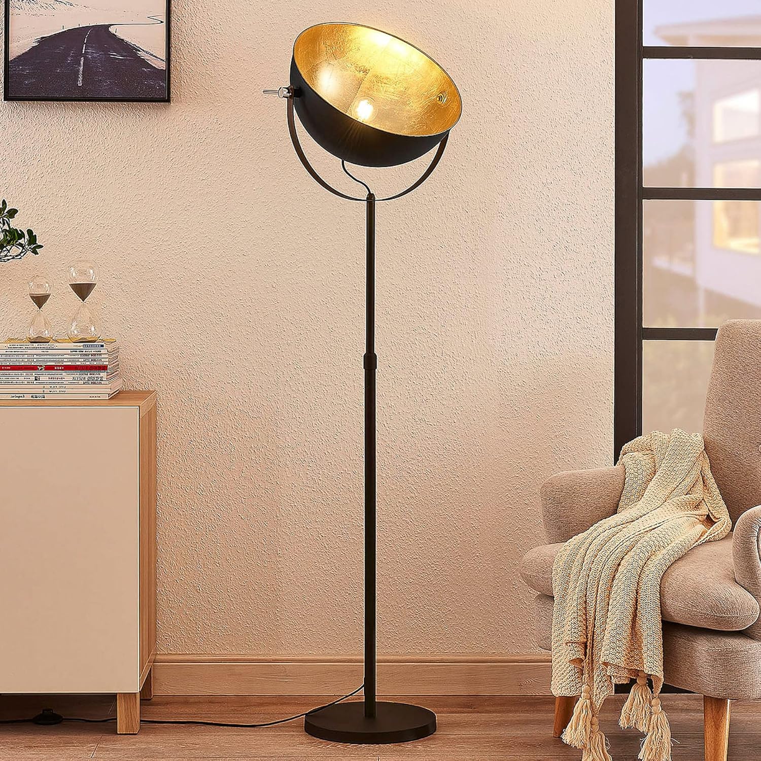 Lindby Stehlampe Schwarz Gold, Stehleuchte Metall mit Fußschalter, Standleuchte Lampenkopf schwenkbar, 1x E27 Fassung max. 60W, ohne Leuchtmittel