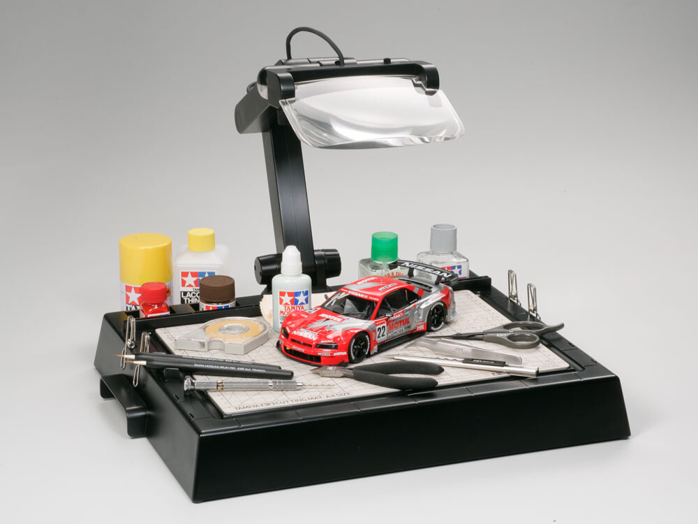 Tamiya - Work Stand - Stand Med Lys Og Forstørrelsesglas - 74064