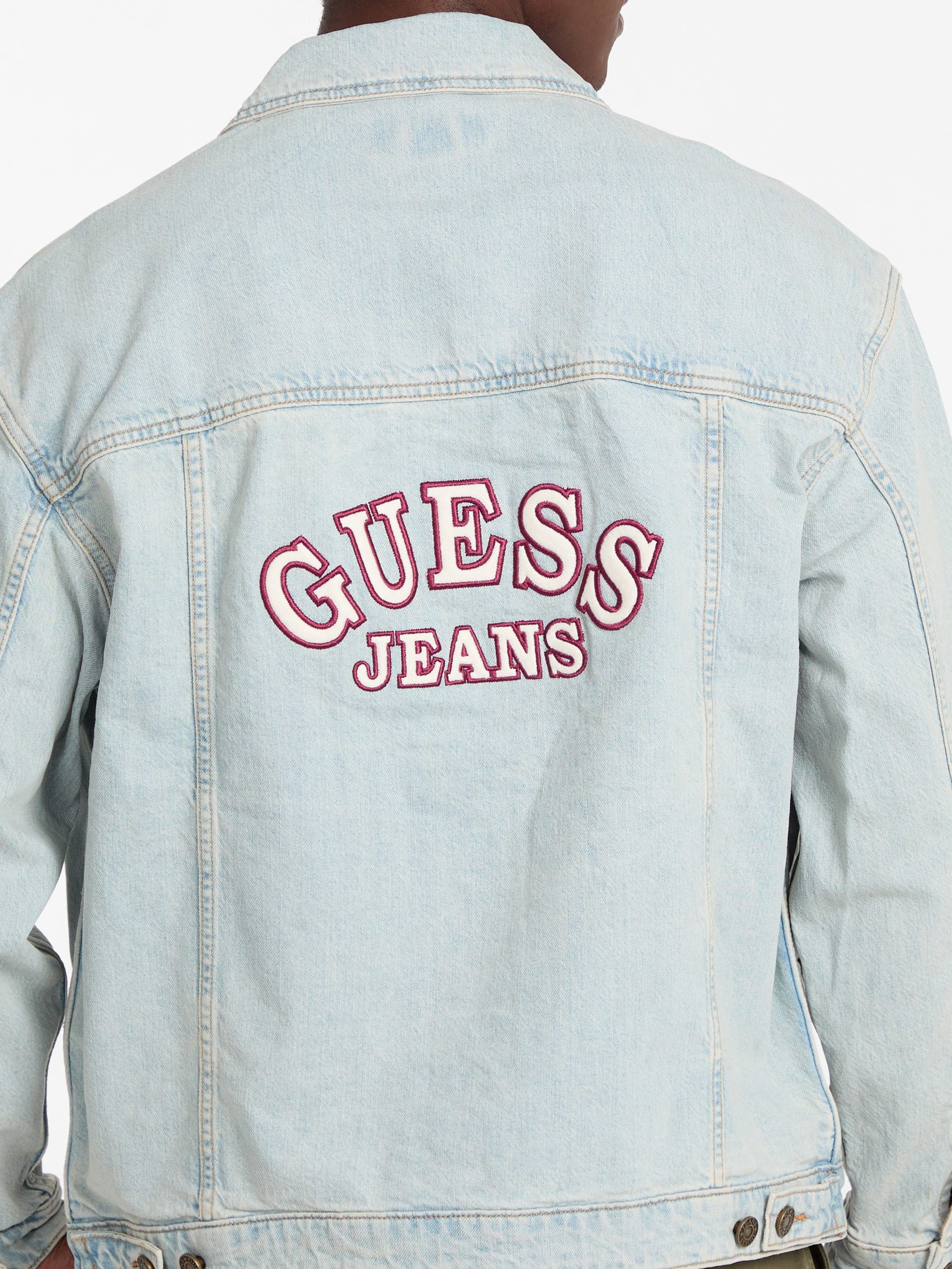 Jaqueta jeans estilo caminhoneiro com logo oversized