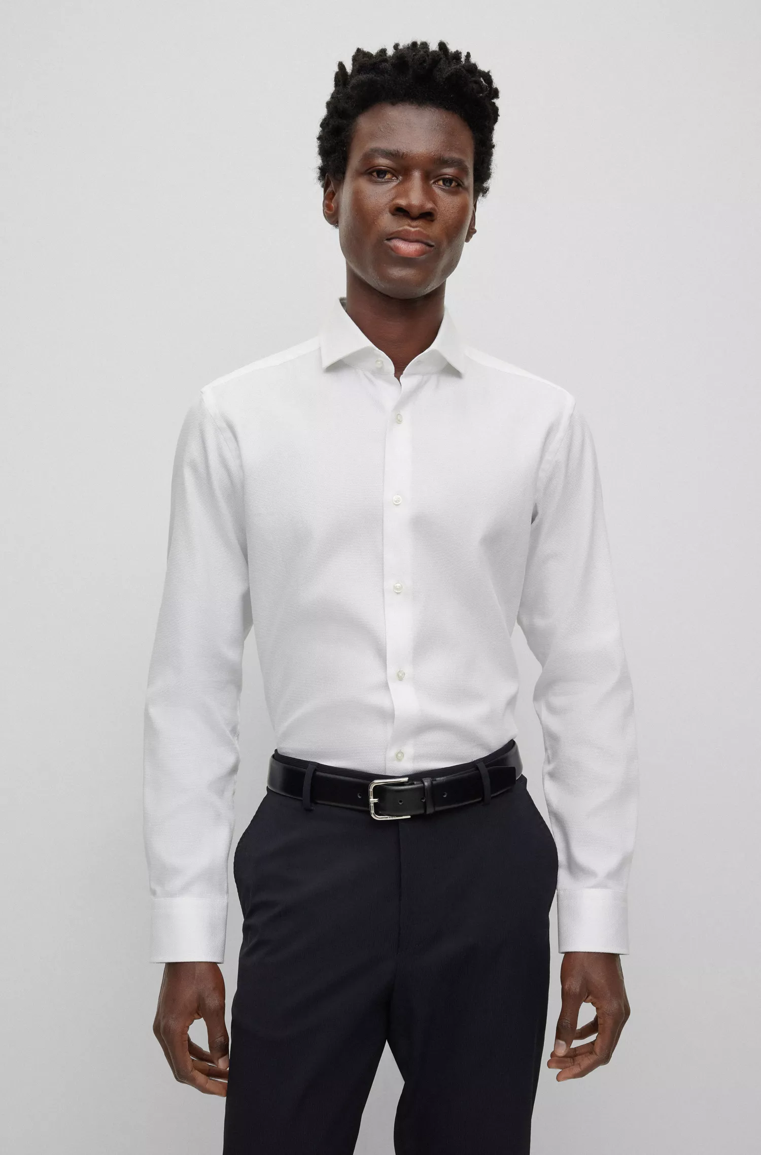 Camisa BOSS preta de corte regular em algodão orgânico estruturado.