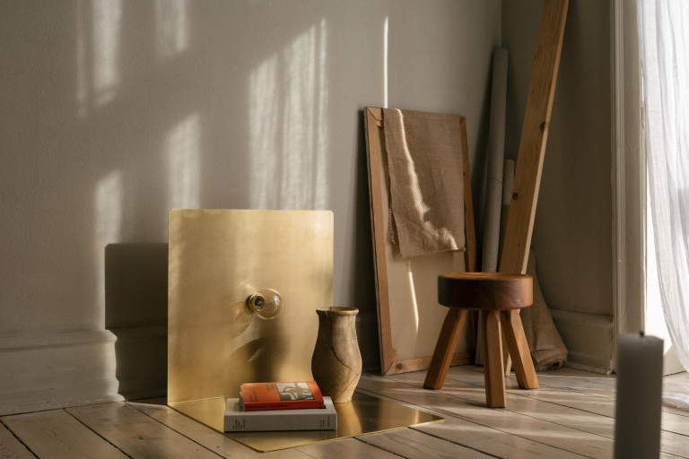 Frama 90° vloerlamp messing