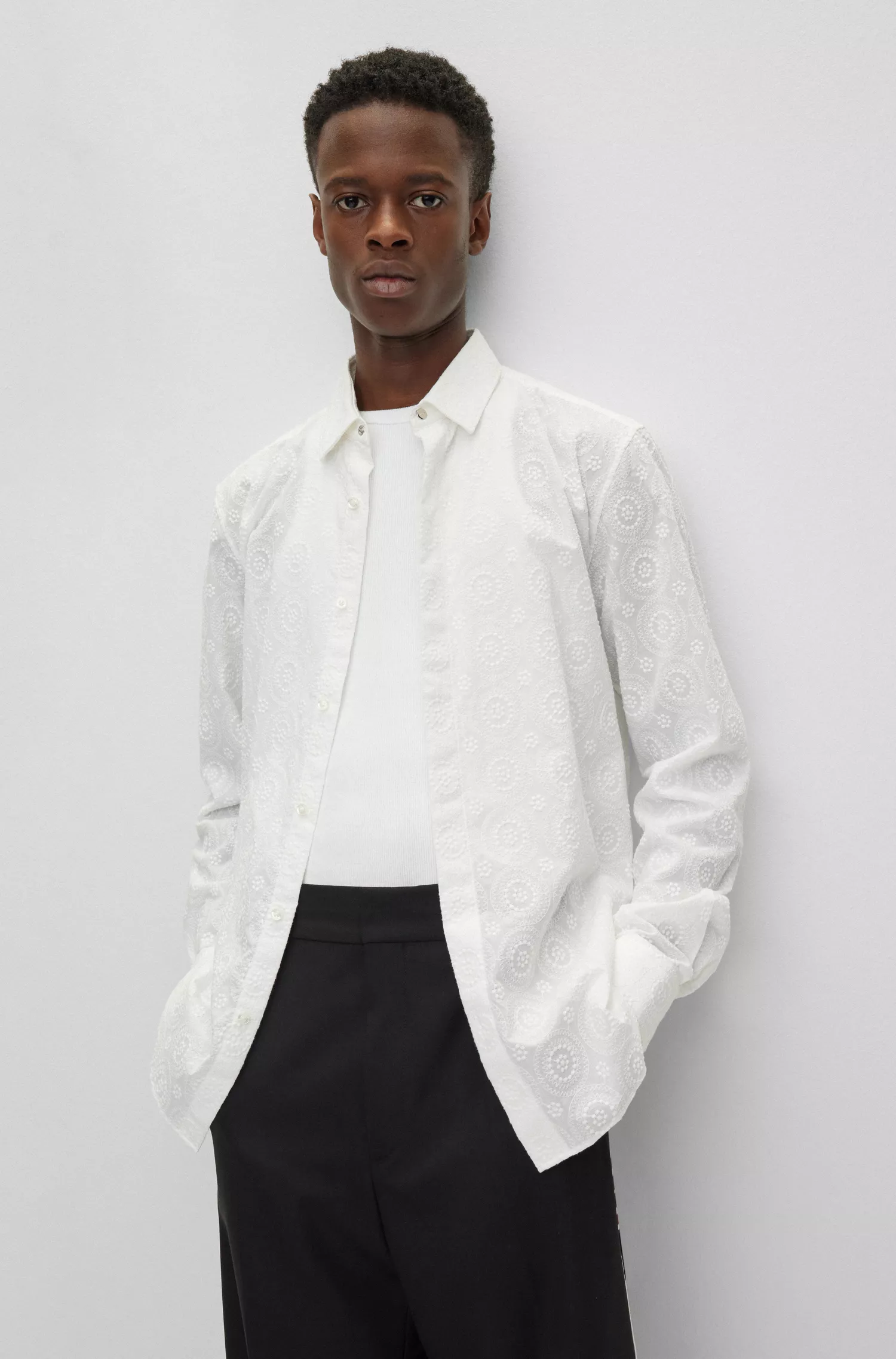 Camisa HUGO vermelha, extra slim fit, em algodão bordado com efeito de renda.