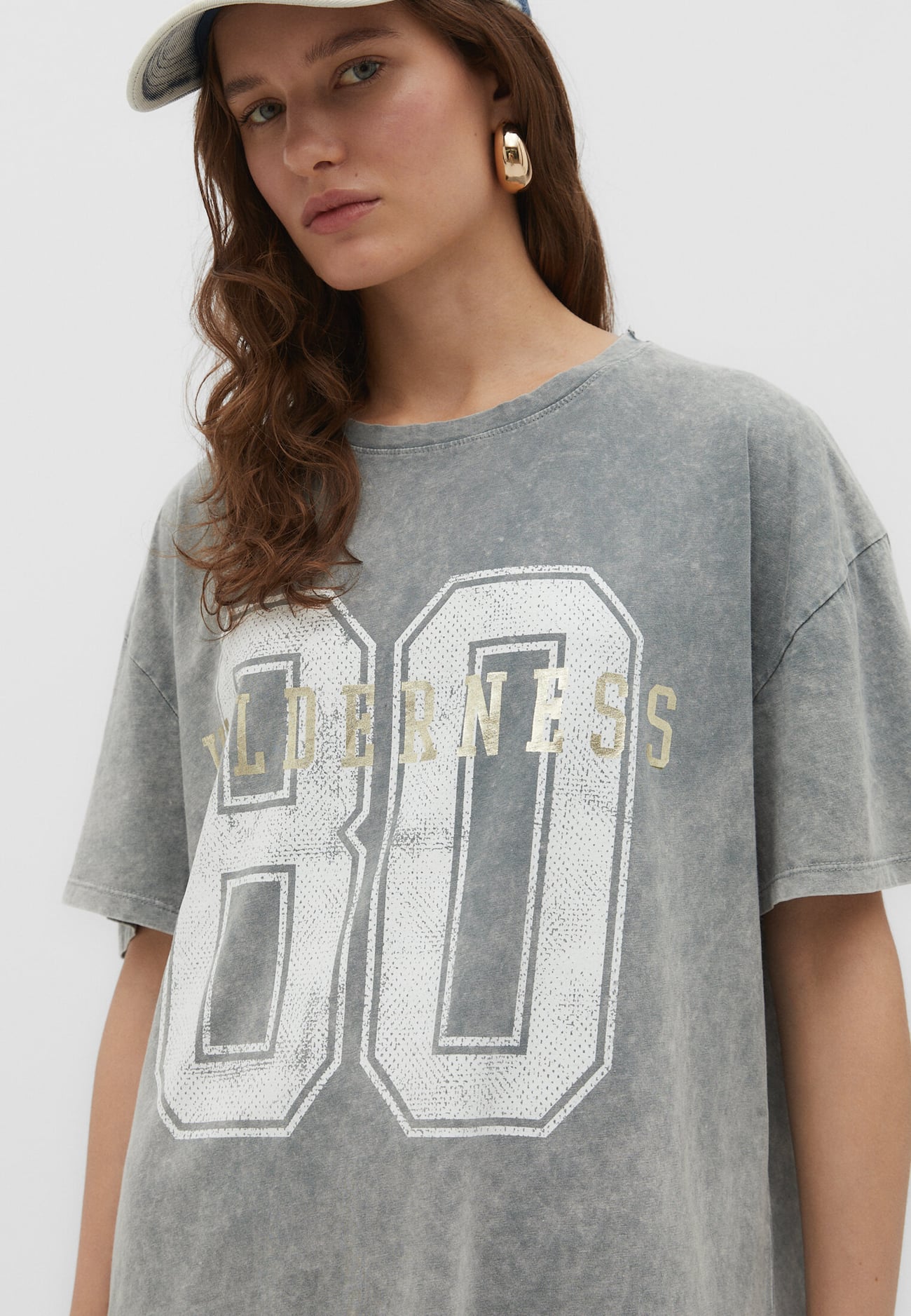 Camiseta oversized com efeito desbotado e estampa numérica.