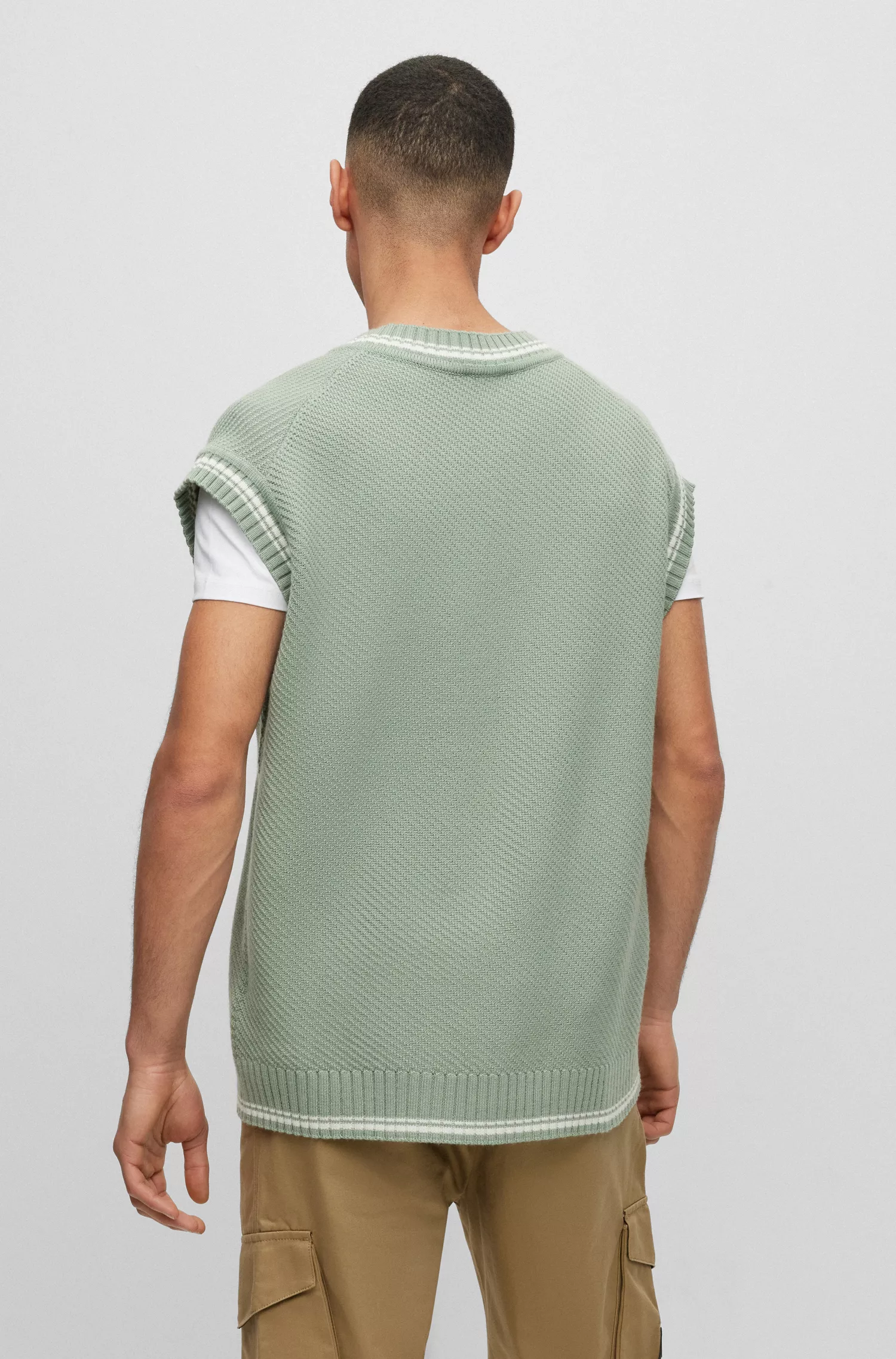 Suéter HUGO vermelho, oversized, sem mangas, com decote em V e etiqueta com o logotipo.