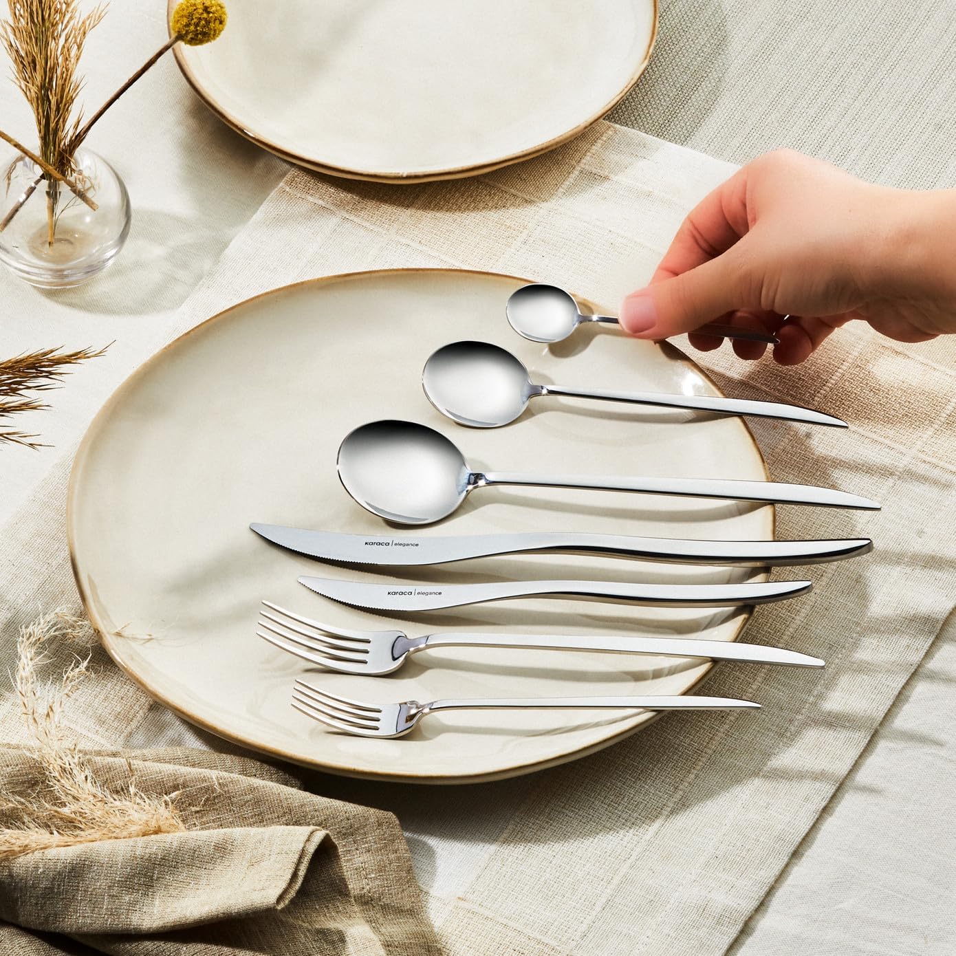 Karaca Amour 84 Teiliges Elegance Besteck Set mit Box für 12 Personen, Stahl, 12 Stück Menügabeln, 12 Esslöffel, 12 Tafelmesser,12 Dessertgabeln, 12 Dessertlöffel