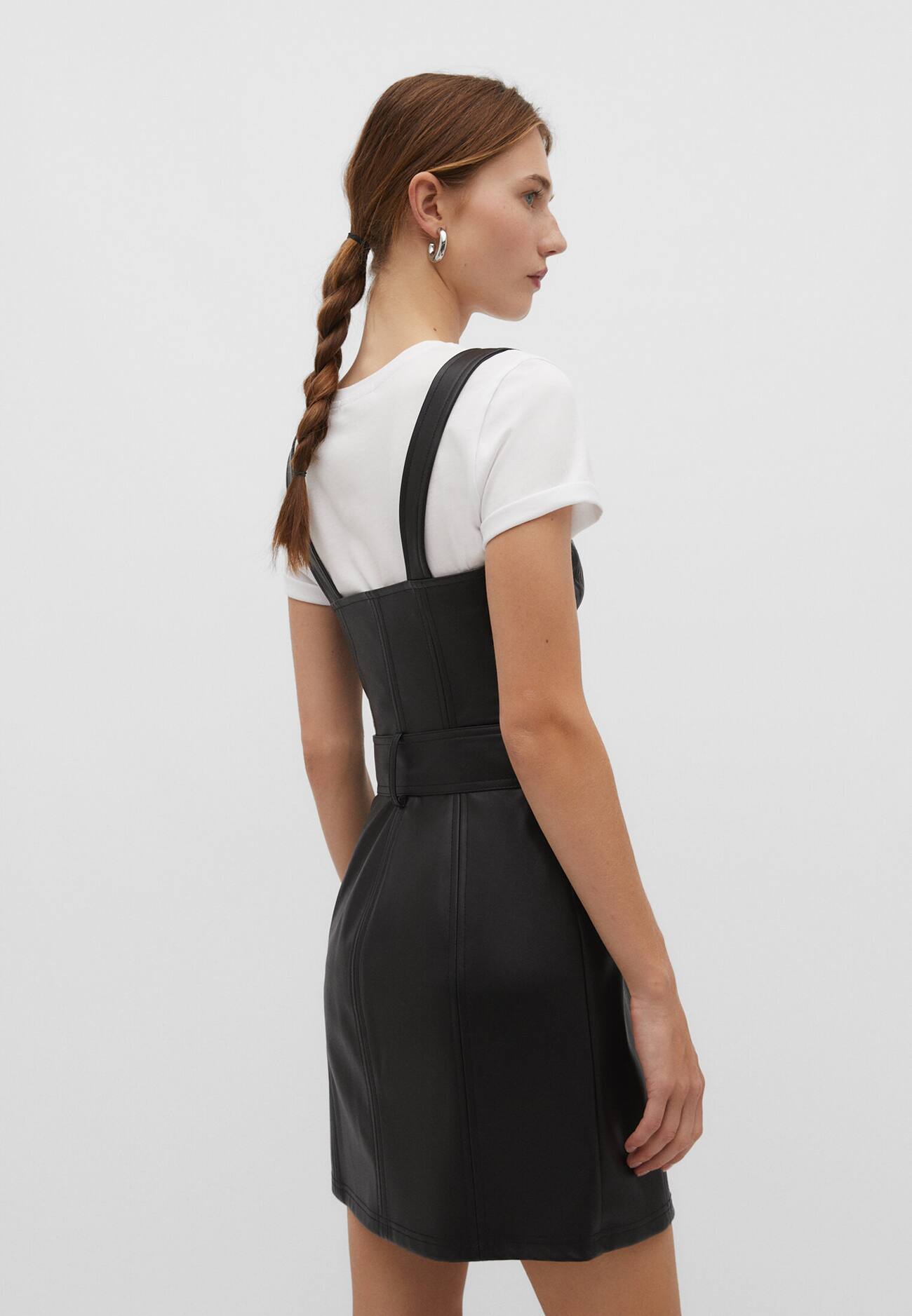 Vestido curto de couro sintético com cinto