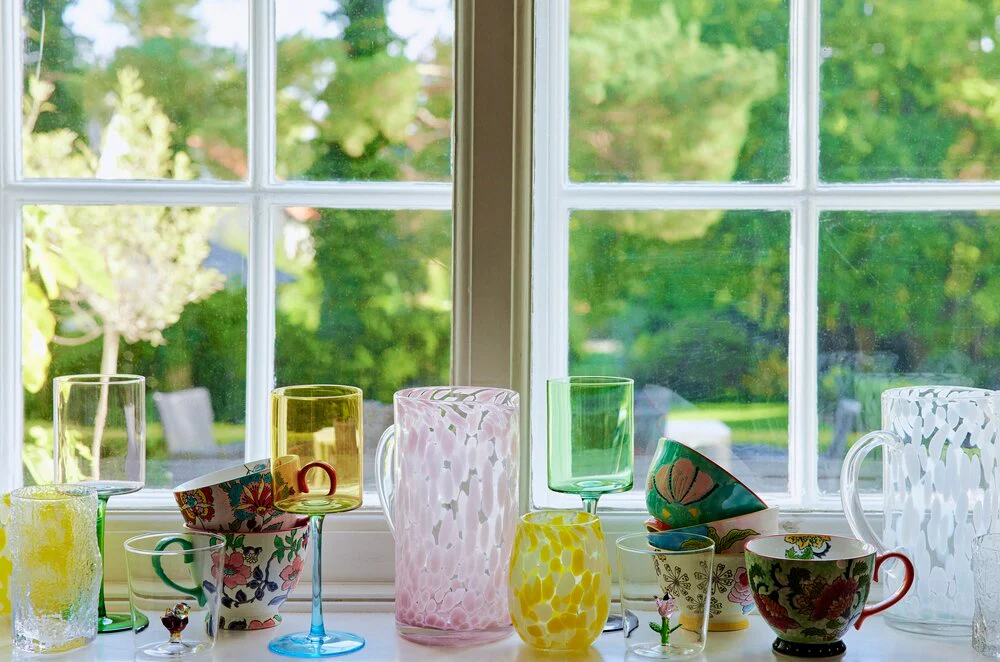 Bahne Interior  Håndmalet krus med blomster, rød - H9 cm.