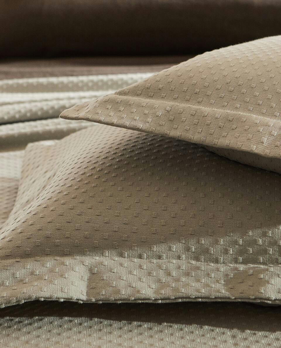 CAPA DE ALMOFADA COM ESTAMPA DE BOLINHAS