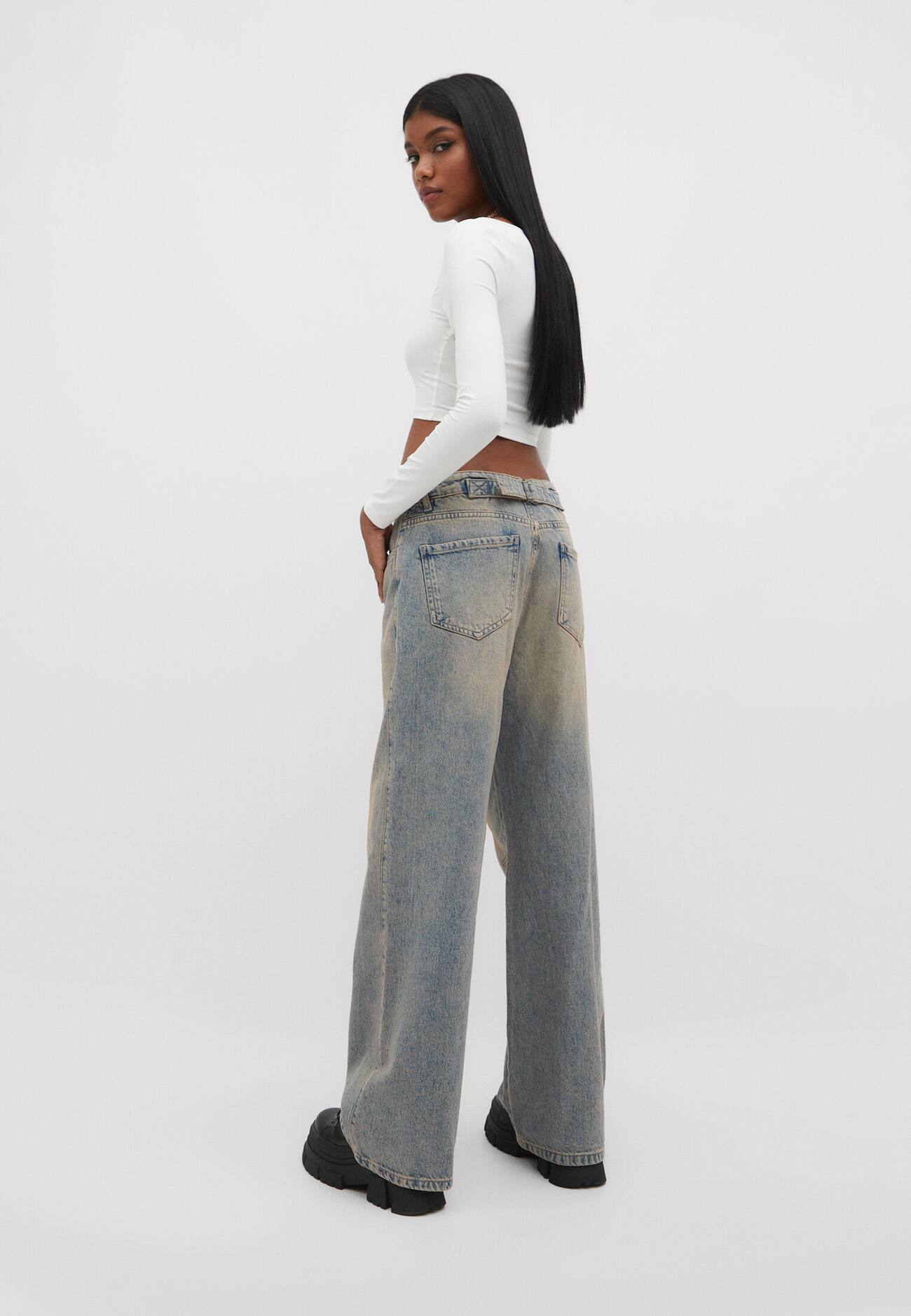 calças jeans largas ajustáveis