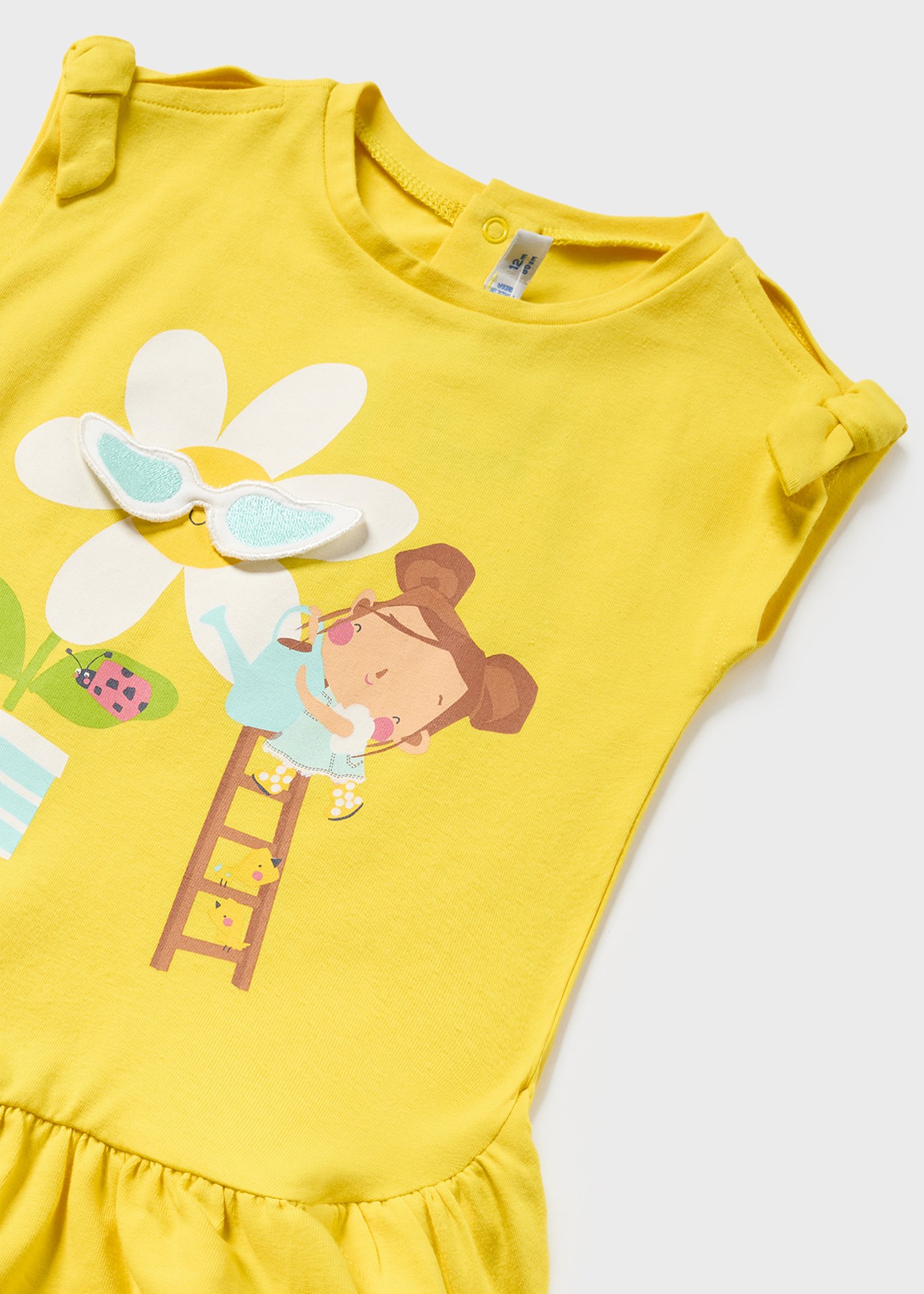Vestido de bebê com estampa interativa feito de algodão sustentável.
