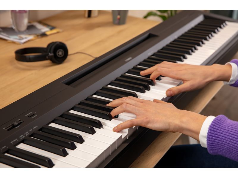 Yamaha E-Piano P-145BT Portables Piano mit 88 Tasten und Bluetooth