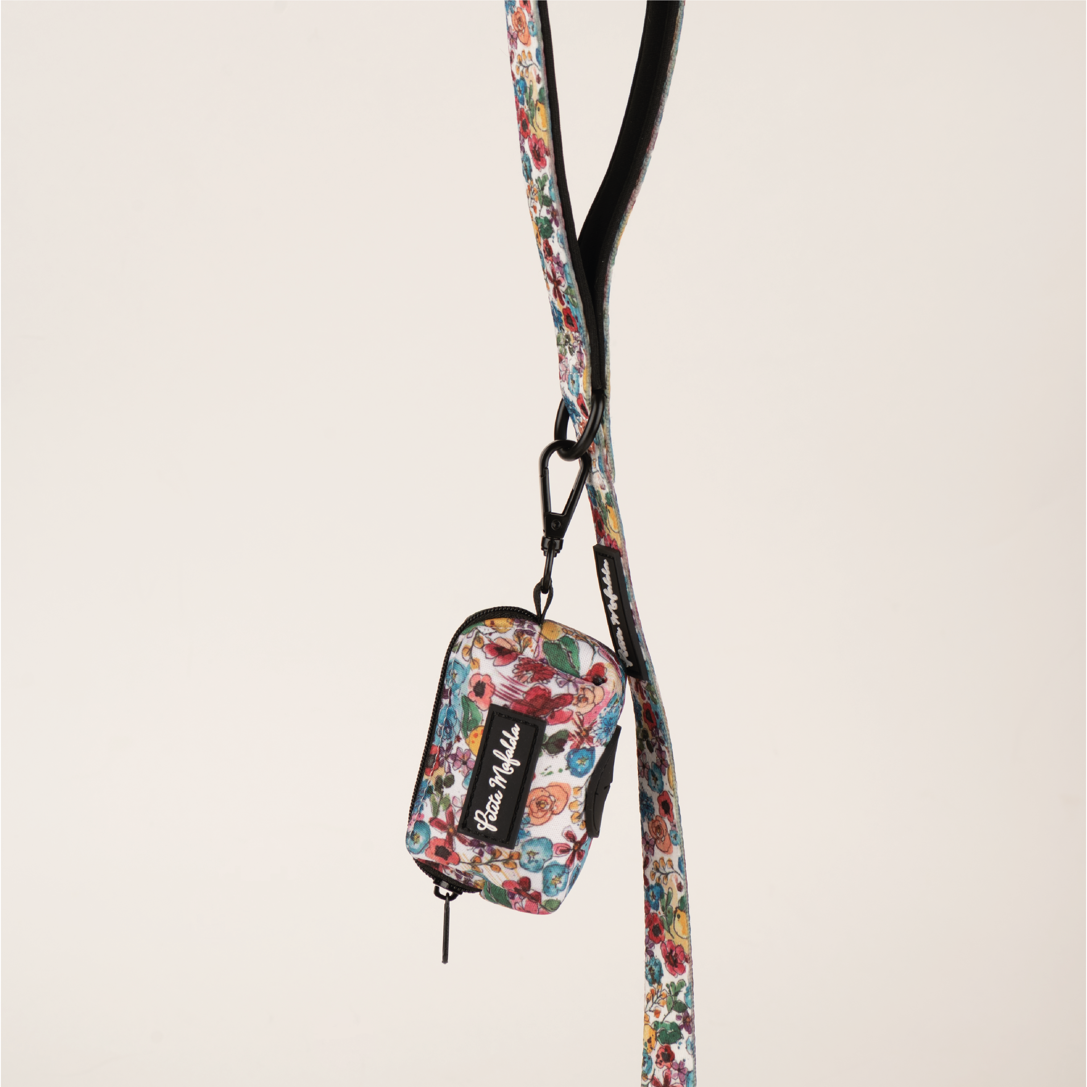 Porta-sacos para cachorro Petite Mafalda com estampa floral azul