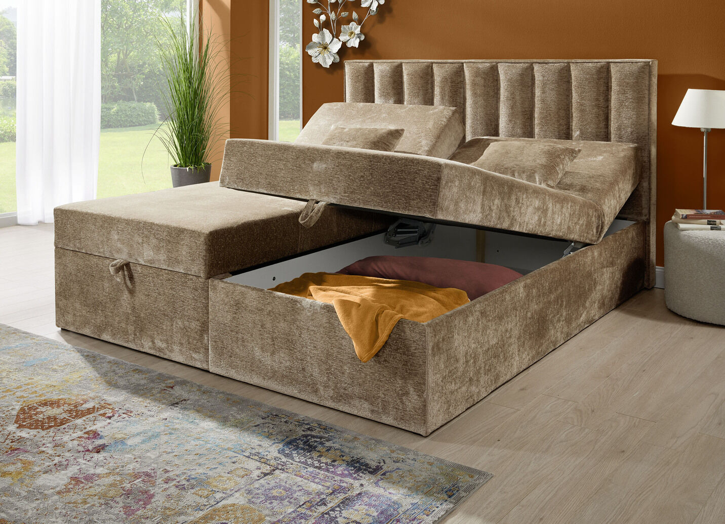 Boxspringbett mit individueller Kopfteilverstellung und Deko-Kissen
