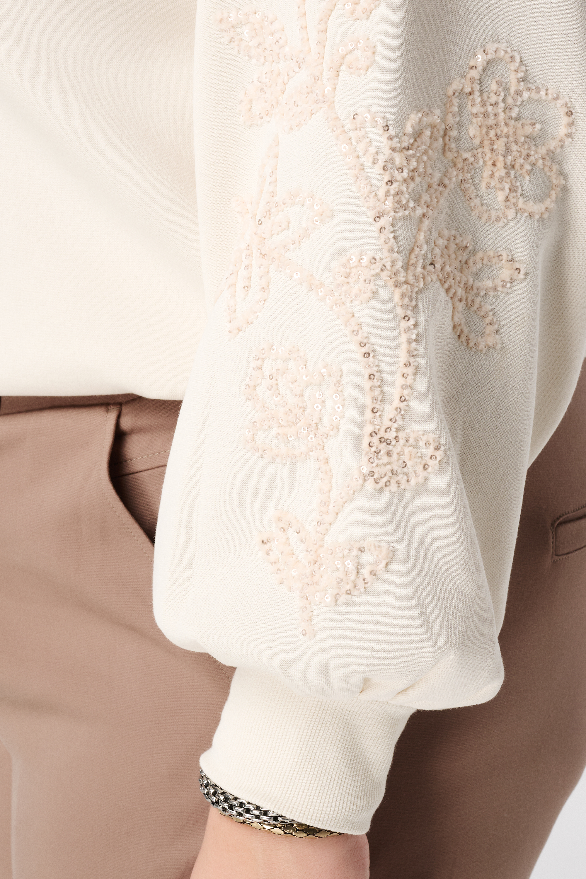 Trui met zachte embroidery op de mouwen Kit