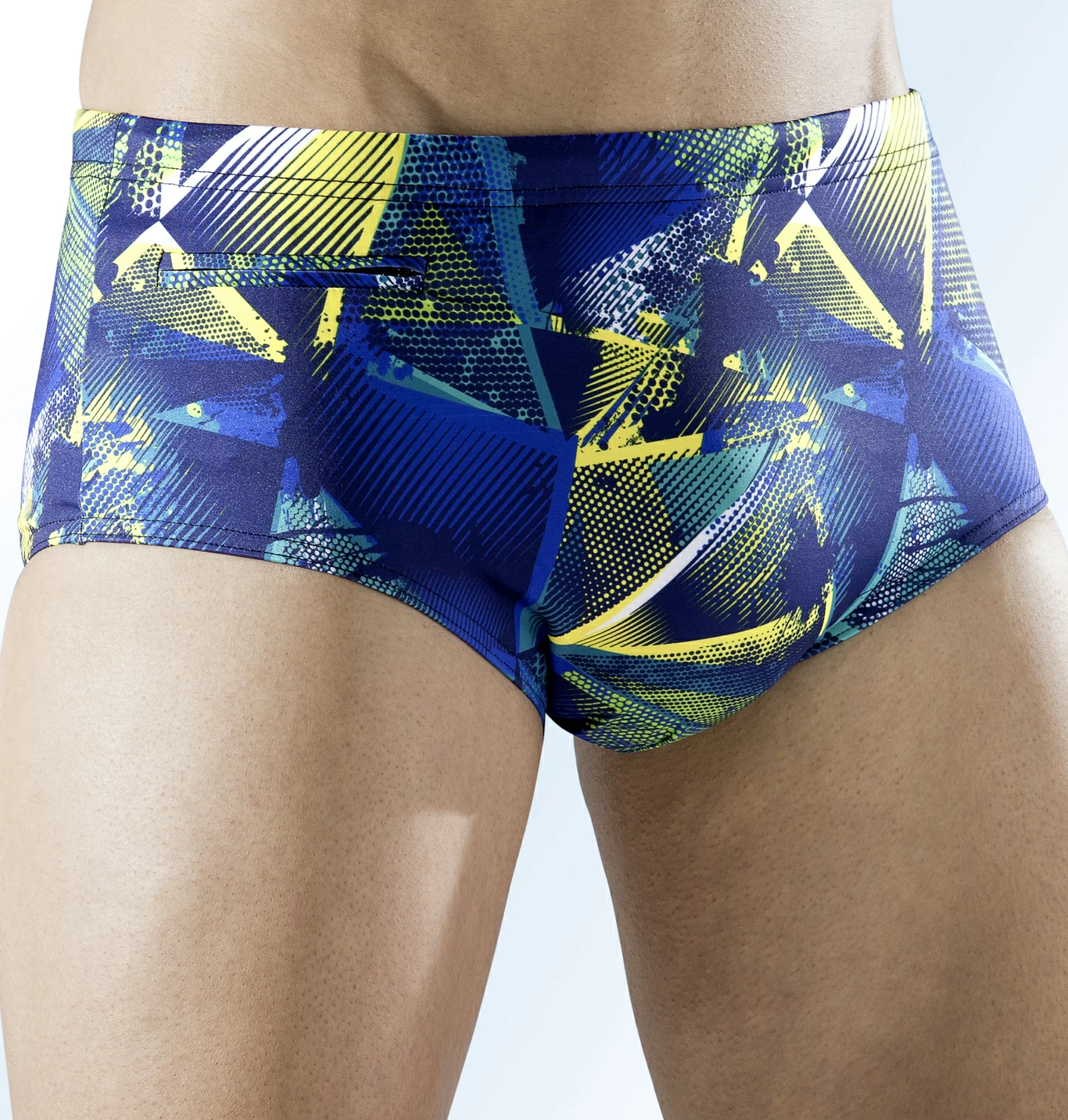 Badehose in höherer Slipform mit buntem Druckdessin