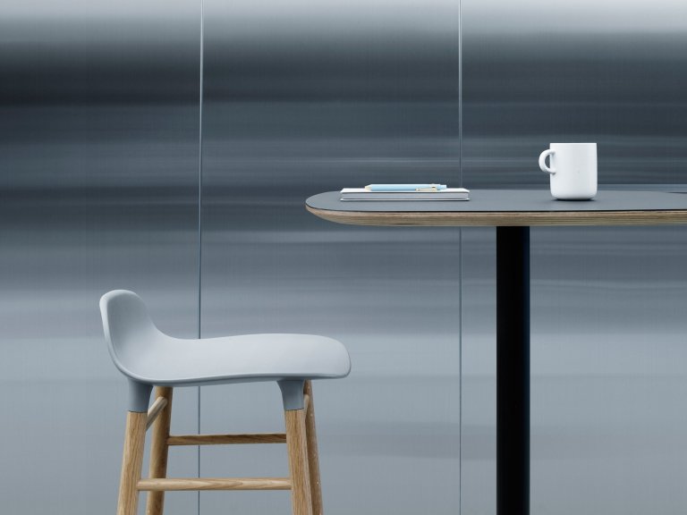 Normann Copenhagen Form Barstool barkruk 75cm met zwart onderstel zwart