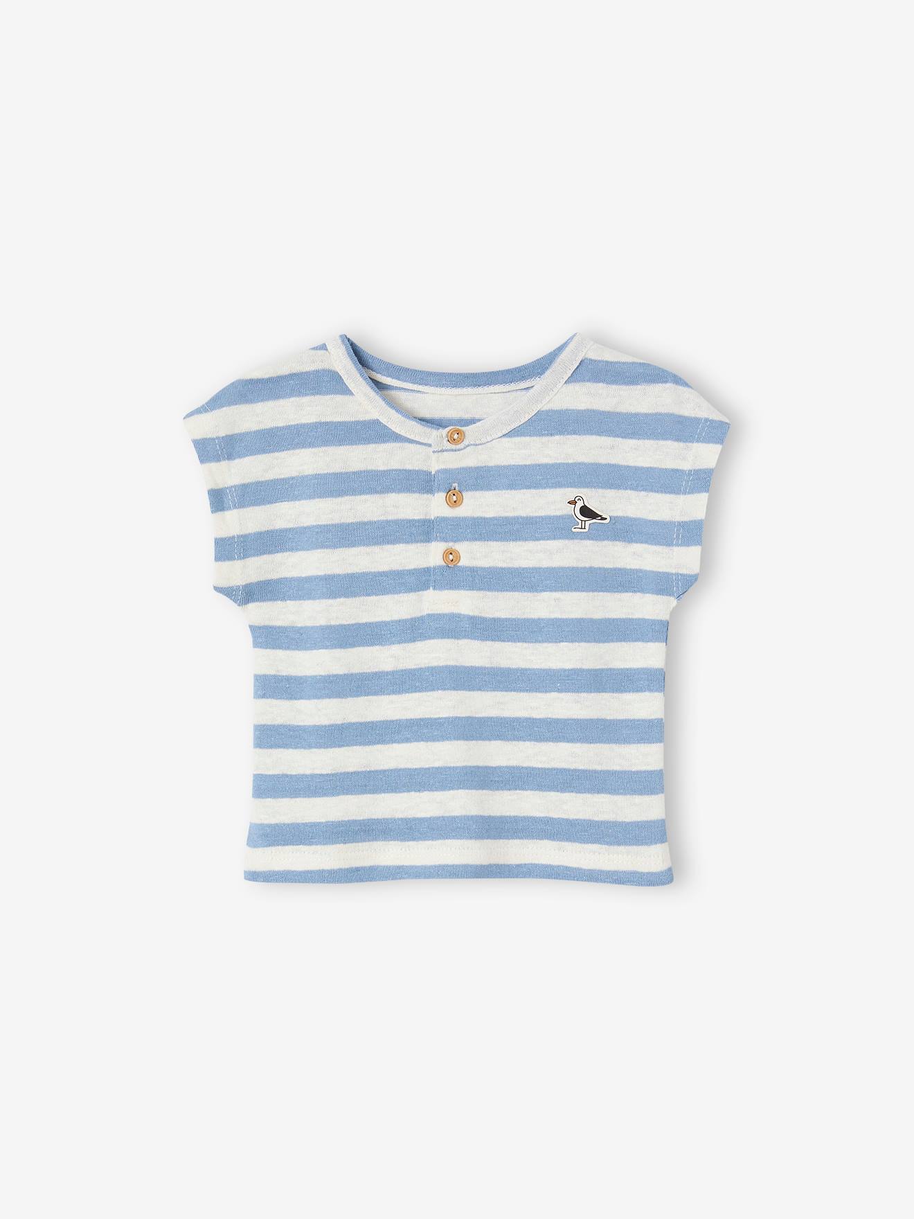 Roupa de bebê: camiseta listrada e shorts azul-claro liso.