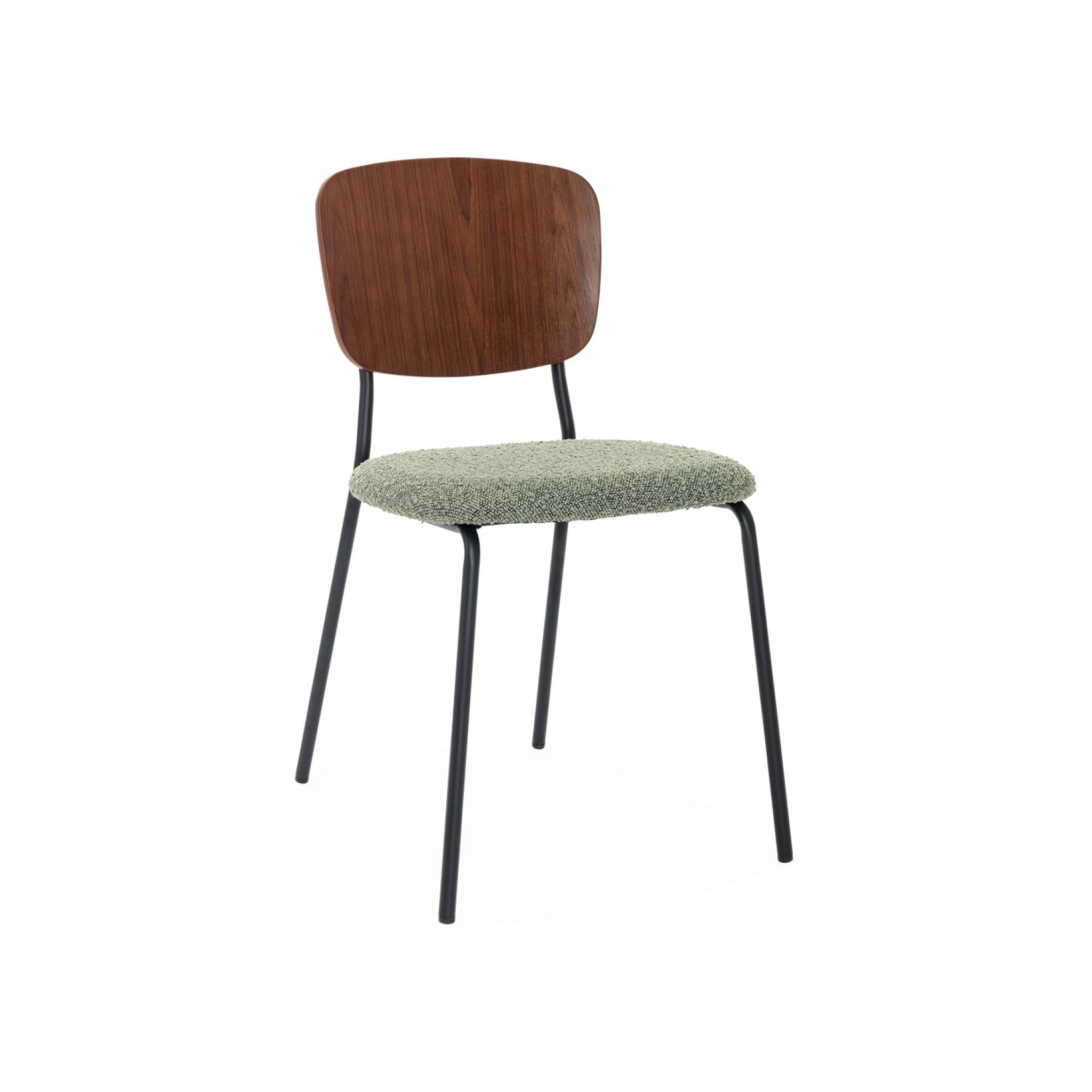 Lot de 2 chaises assise bouclette texturée verte. Dossier bois de peuplier courbé. Pieds en métal noir mat