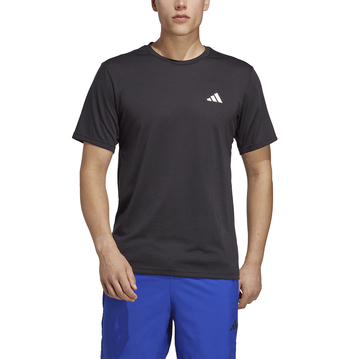 Camiseta adidas Performance para treino, itens essenciais para o conforto.