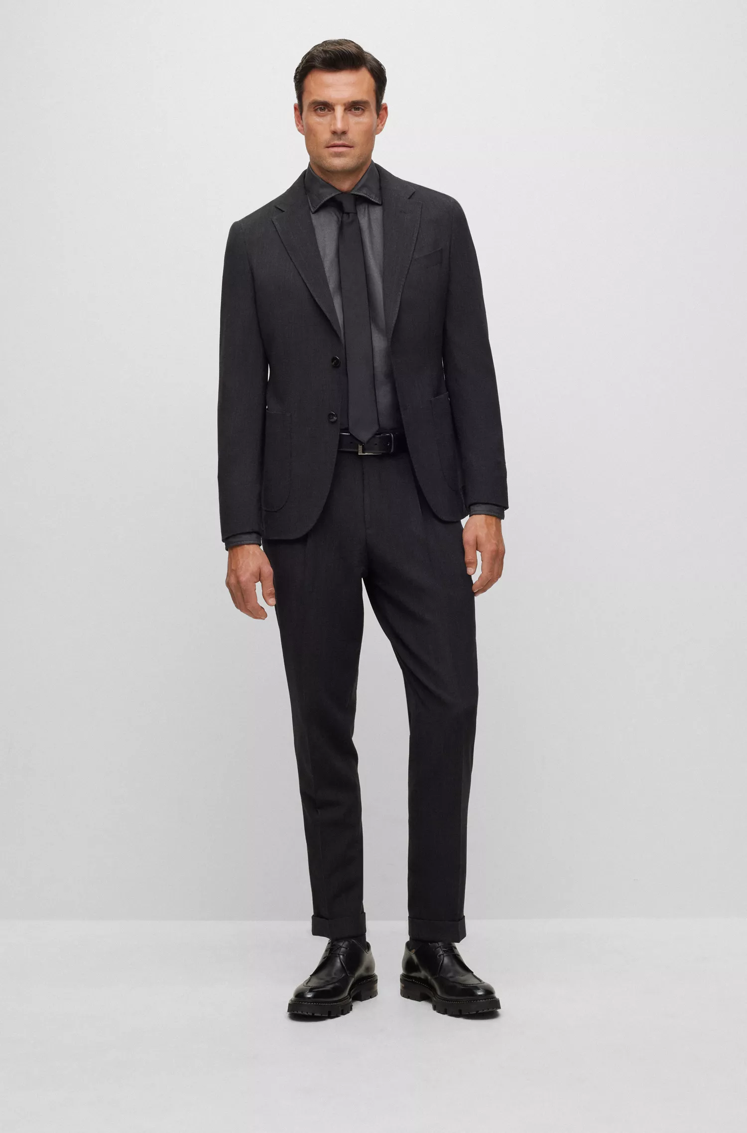 Terno BOSS cor camelo, corte slim, em mistura de lã com microestampa.