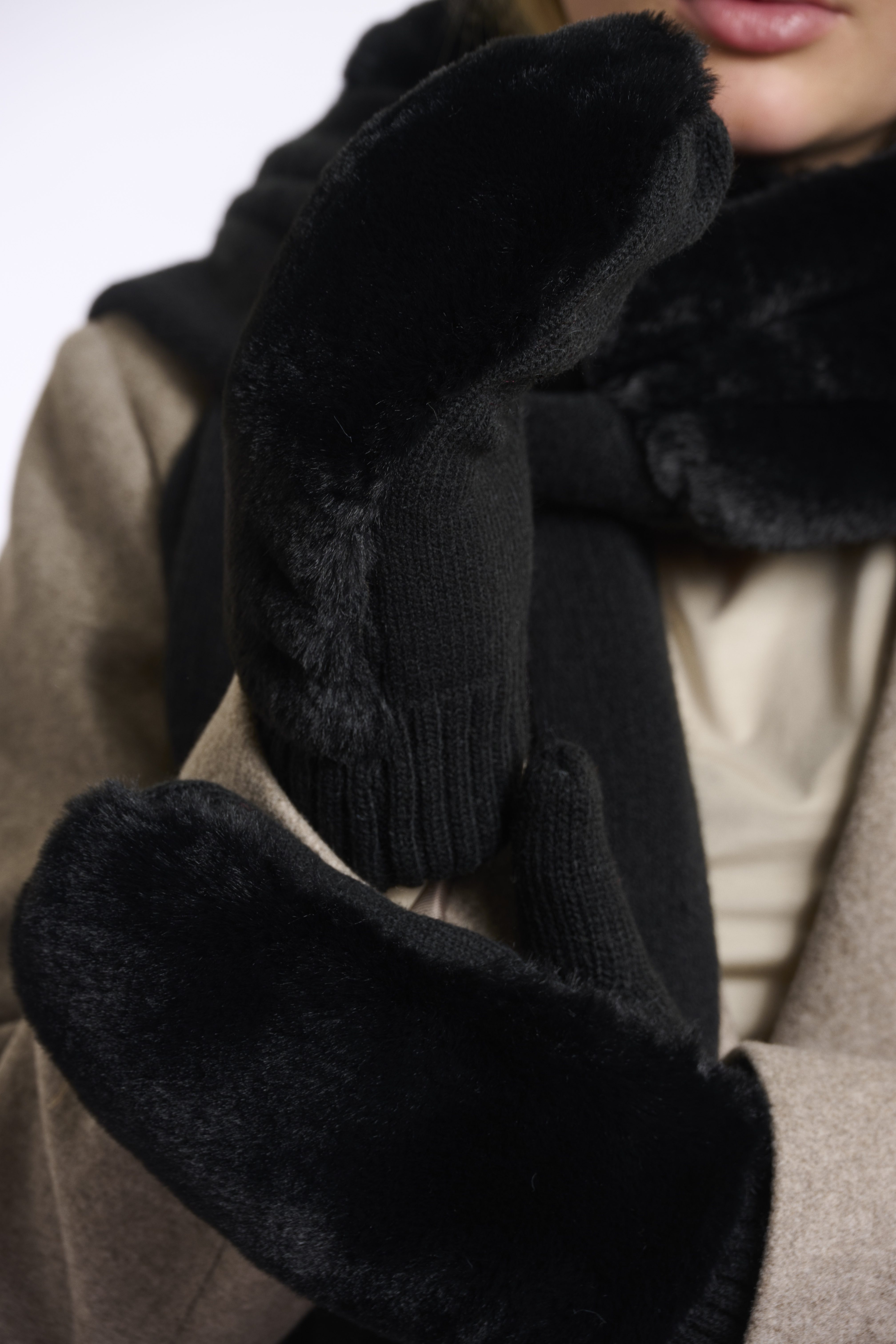 Rino & Pelle - Oxo Faux Fur Gloves - Black