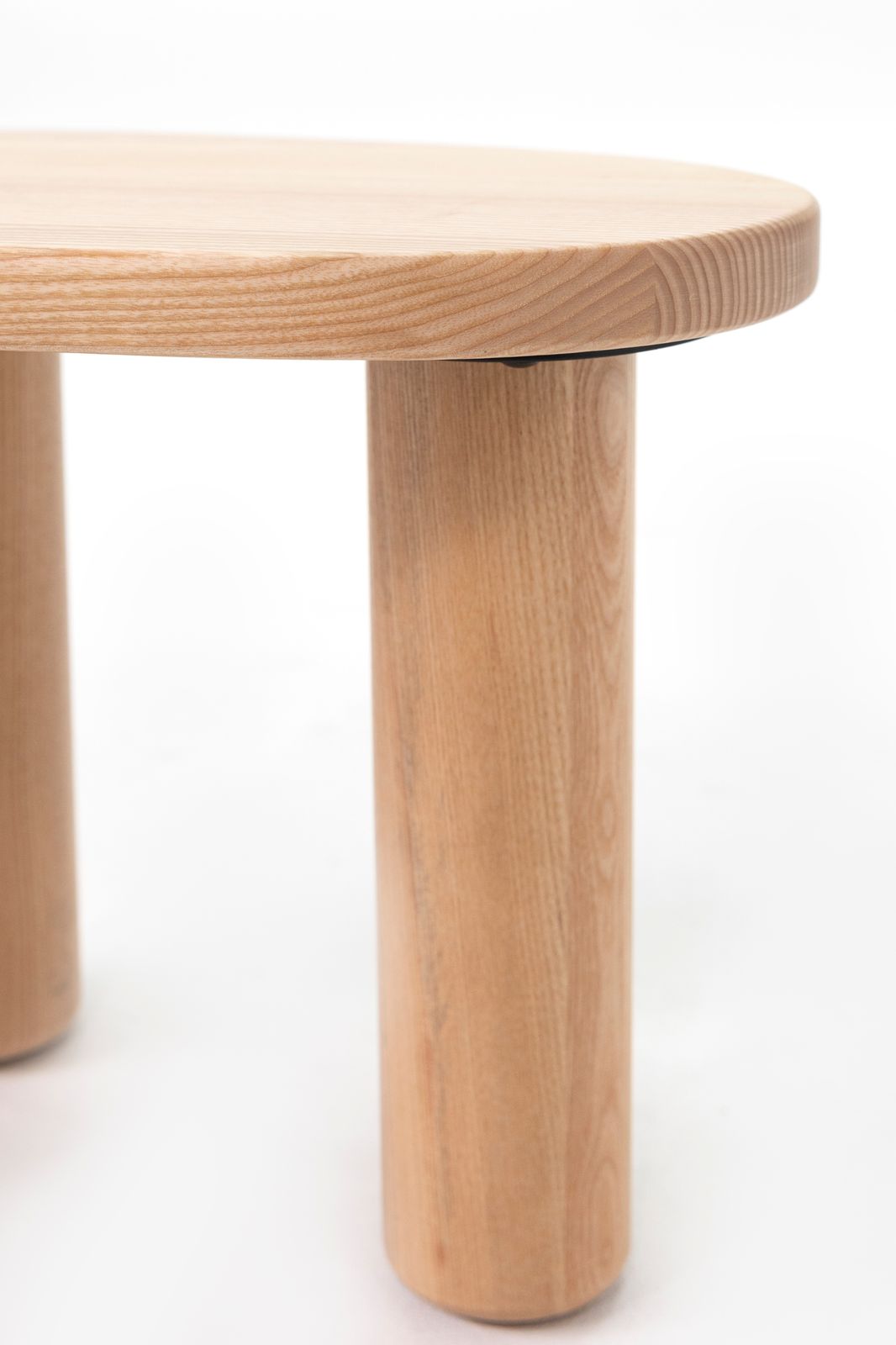 Houten bijzettafel in organische vorm klein