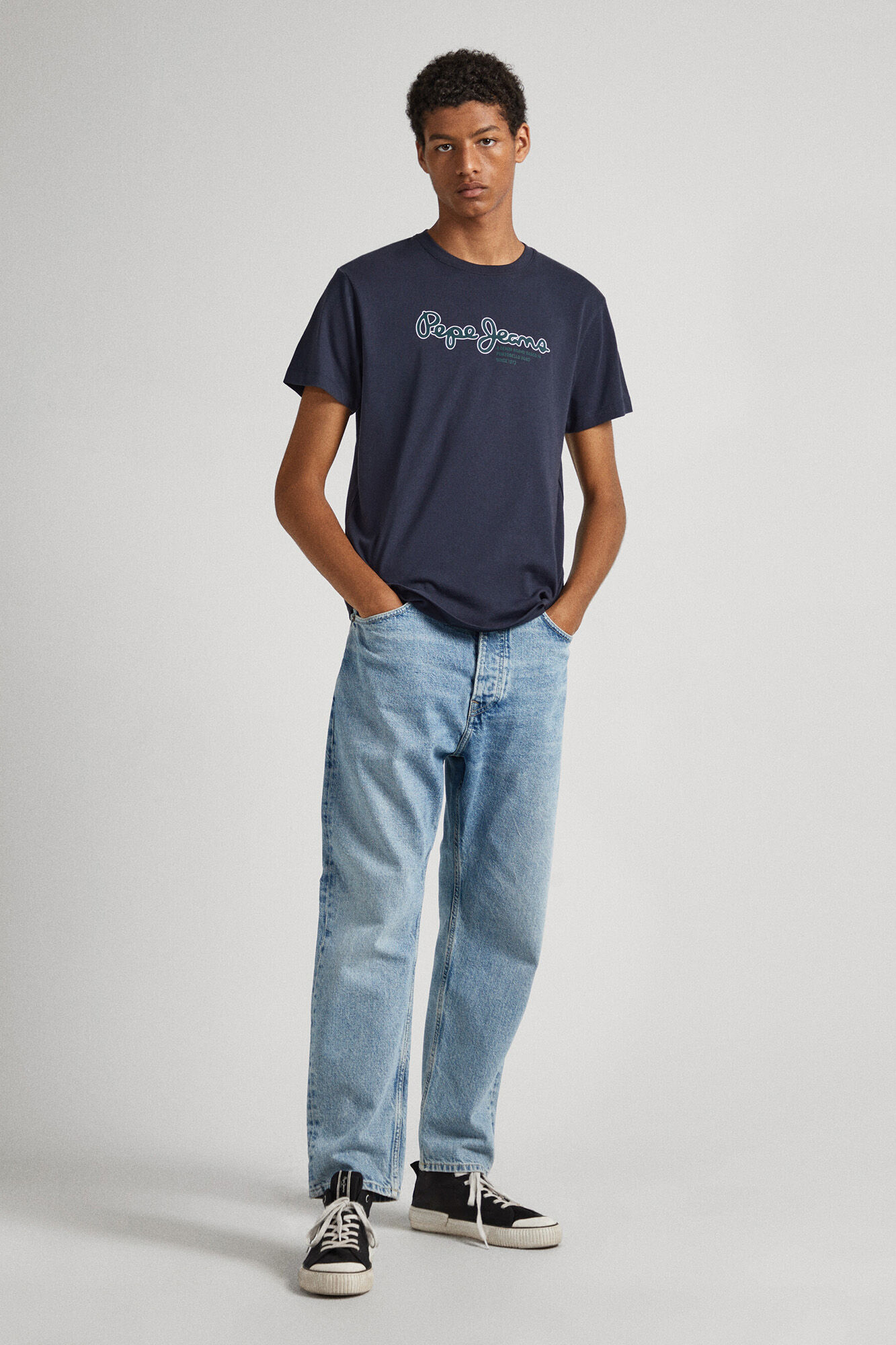 estampa de logotipo em camiseta