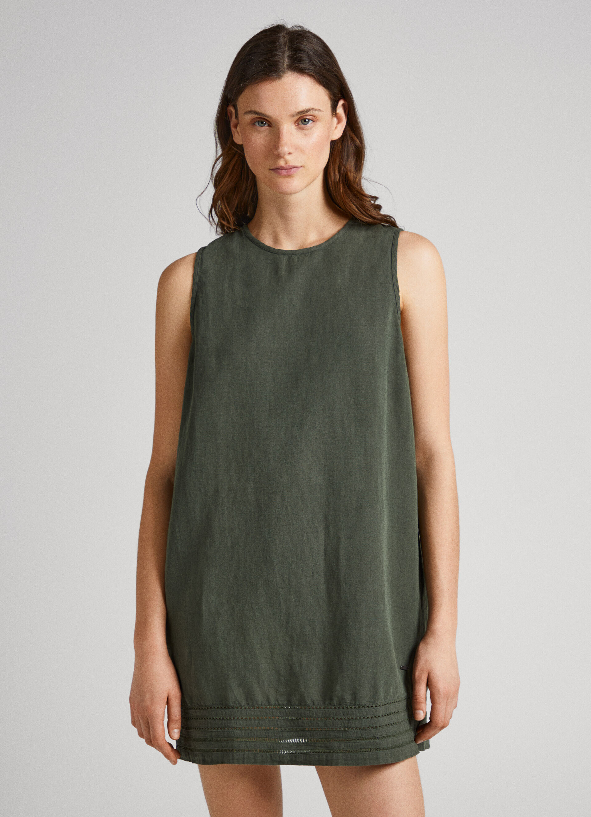 VESTIDO COM DETALHES VAZADOS - verde oliva
