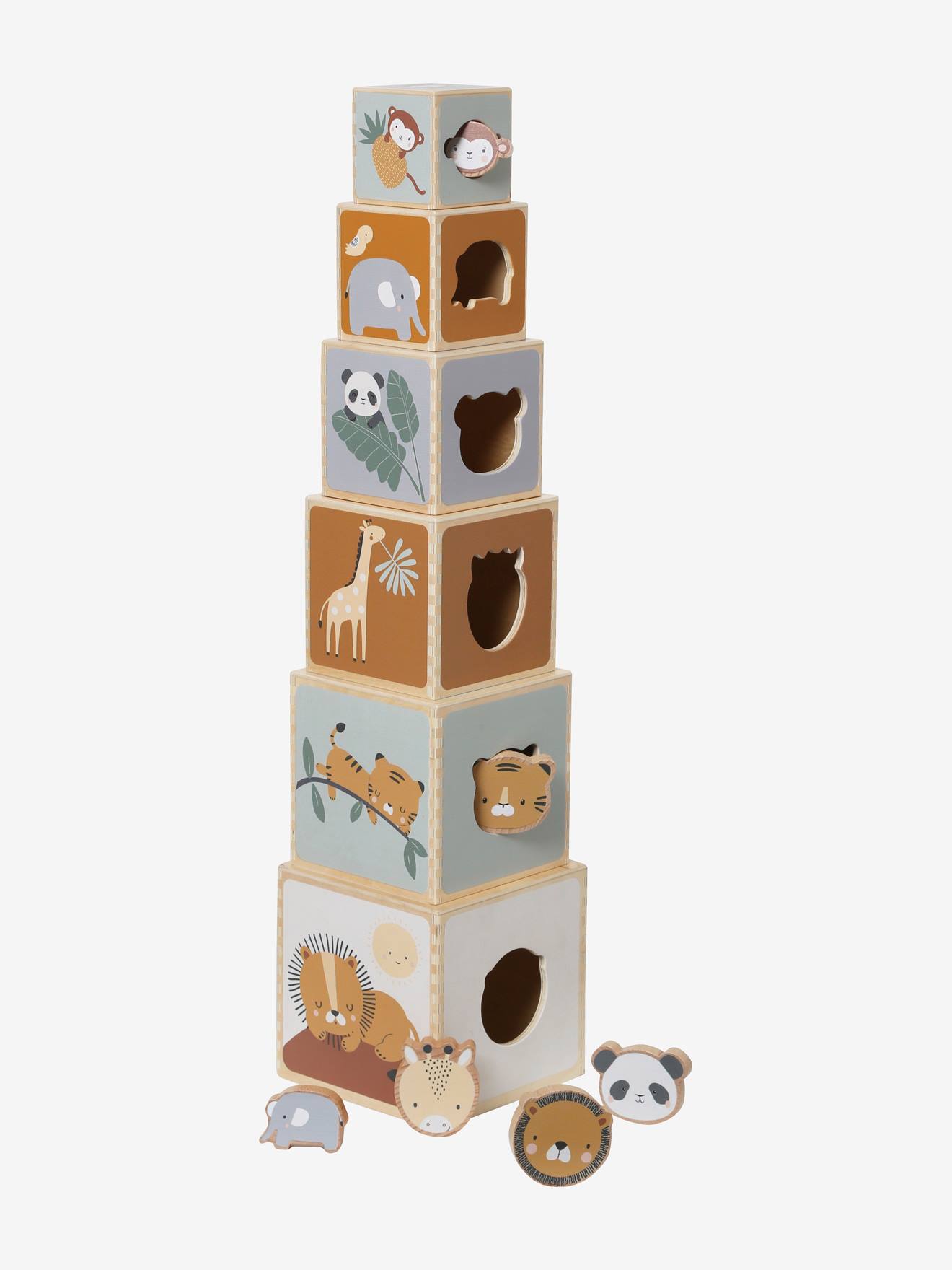 Torre de cubos empilháveis de madeira com formatos diversos, certificada pelo FSC®. Bege médio com padrões.