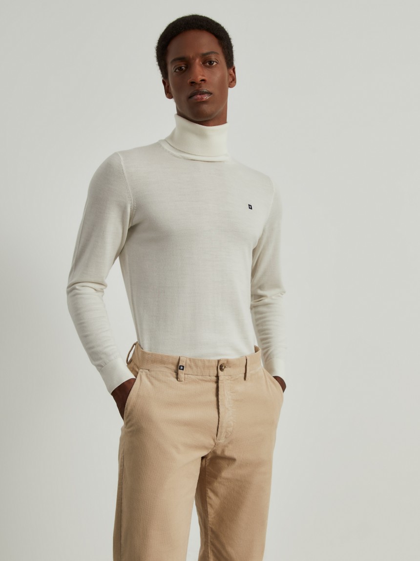 Calças chino regular fit em veludo