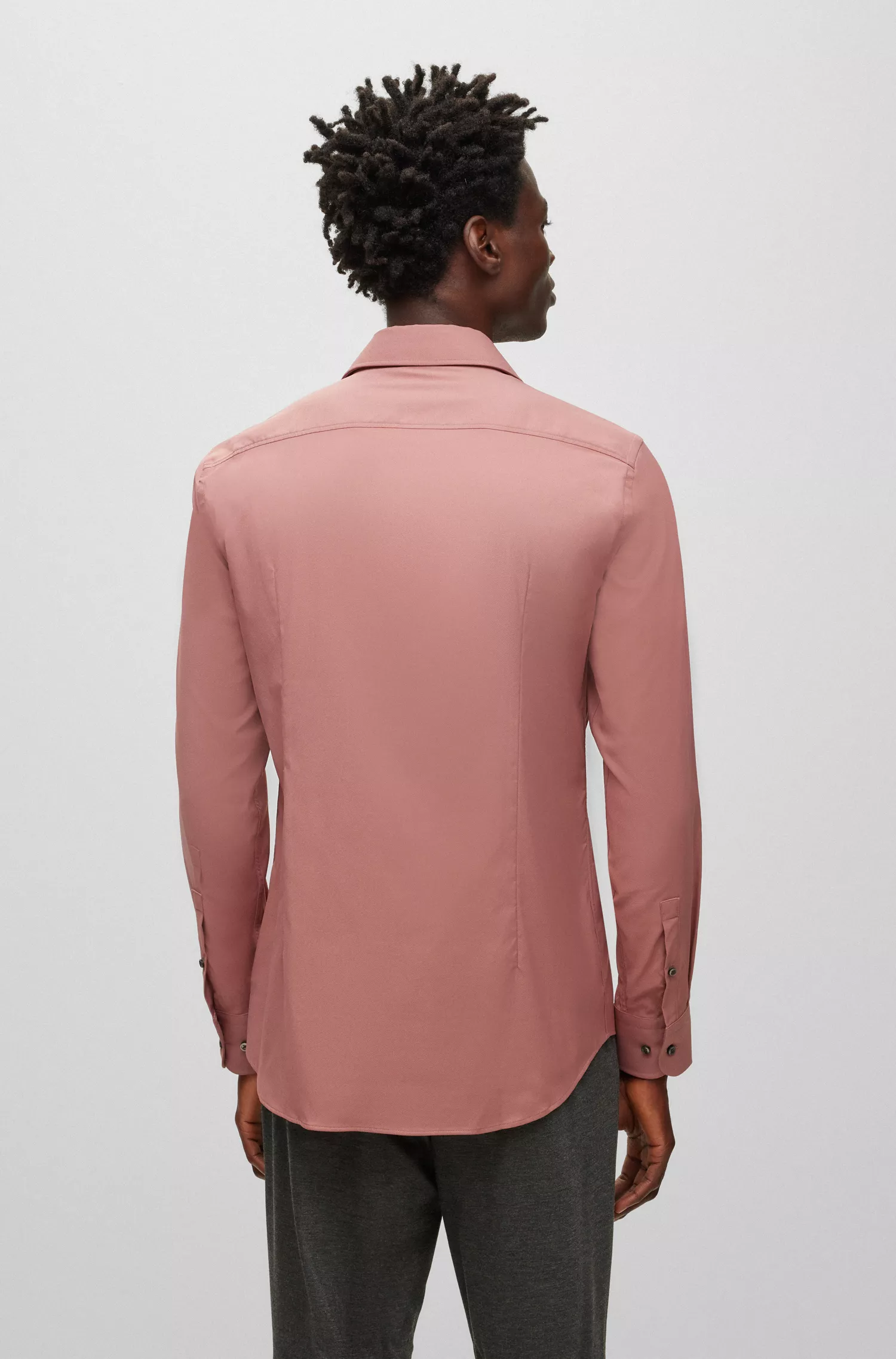 Camisa BOSS preta de corte slim em sarja elástica de alta performance.