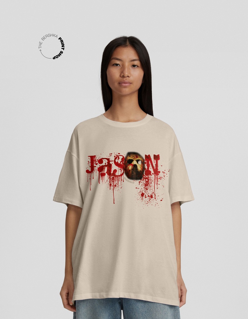Camiseta de manga curta com estampa de Sexta-Feira 13 e modelagem quadrada.