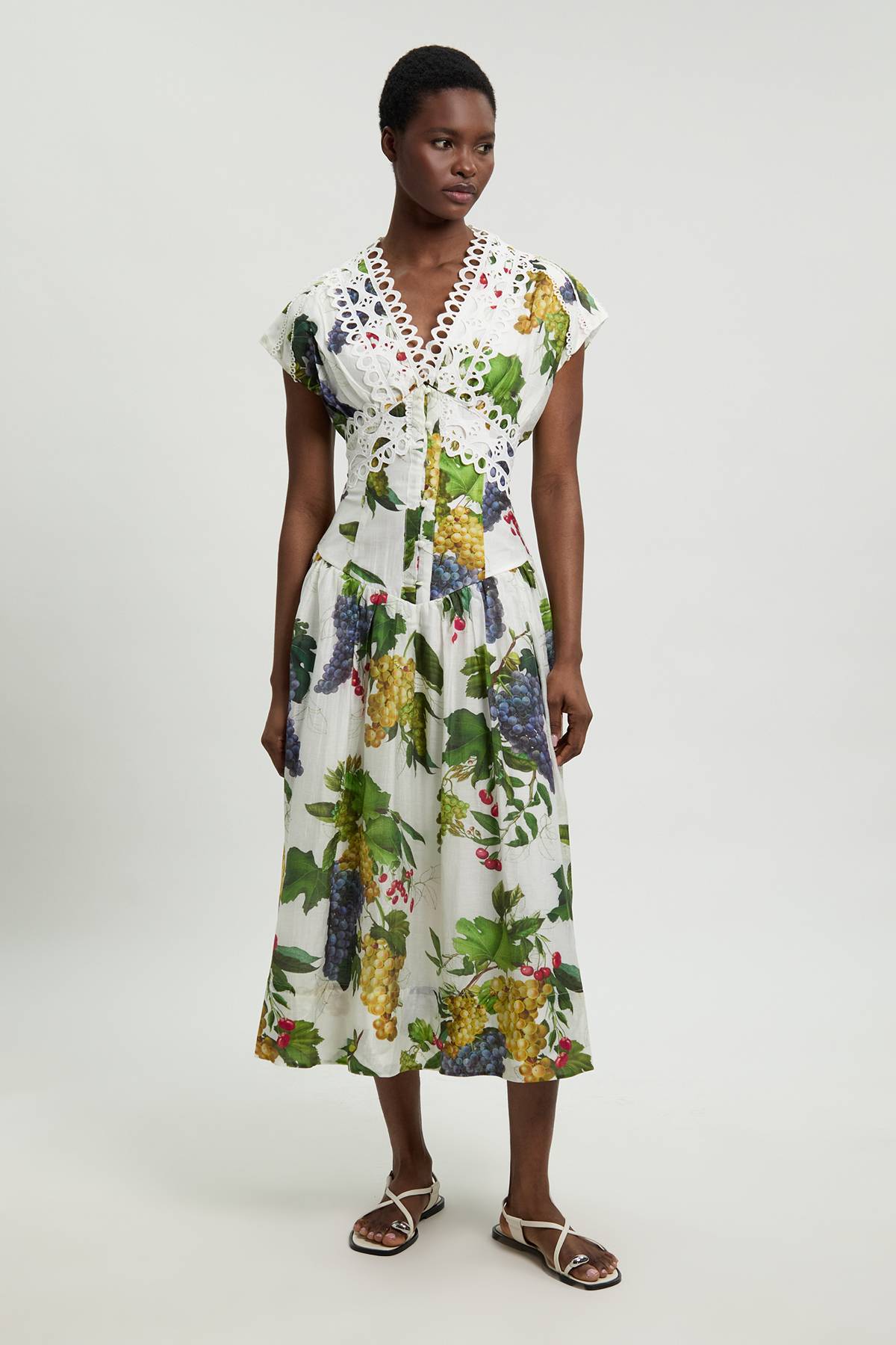 KarenMillen Robe Longue Évasée Tissée À Manches Courtes Avec Détail De Galon Et Imprimé De Fruits