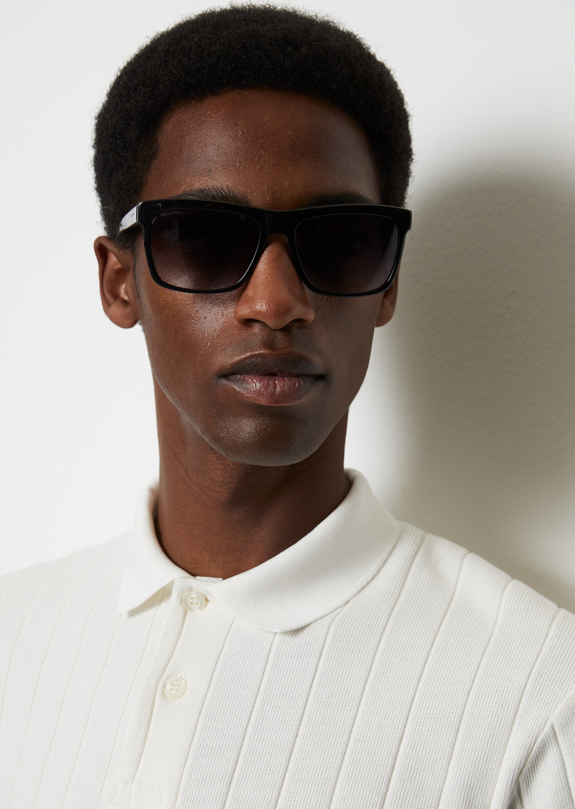 Herren-Sonnenbrille in moderner rechteckiger Form