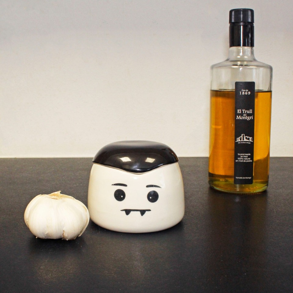 Winkee - Vampire Garlic Roaster and Storage