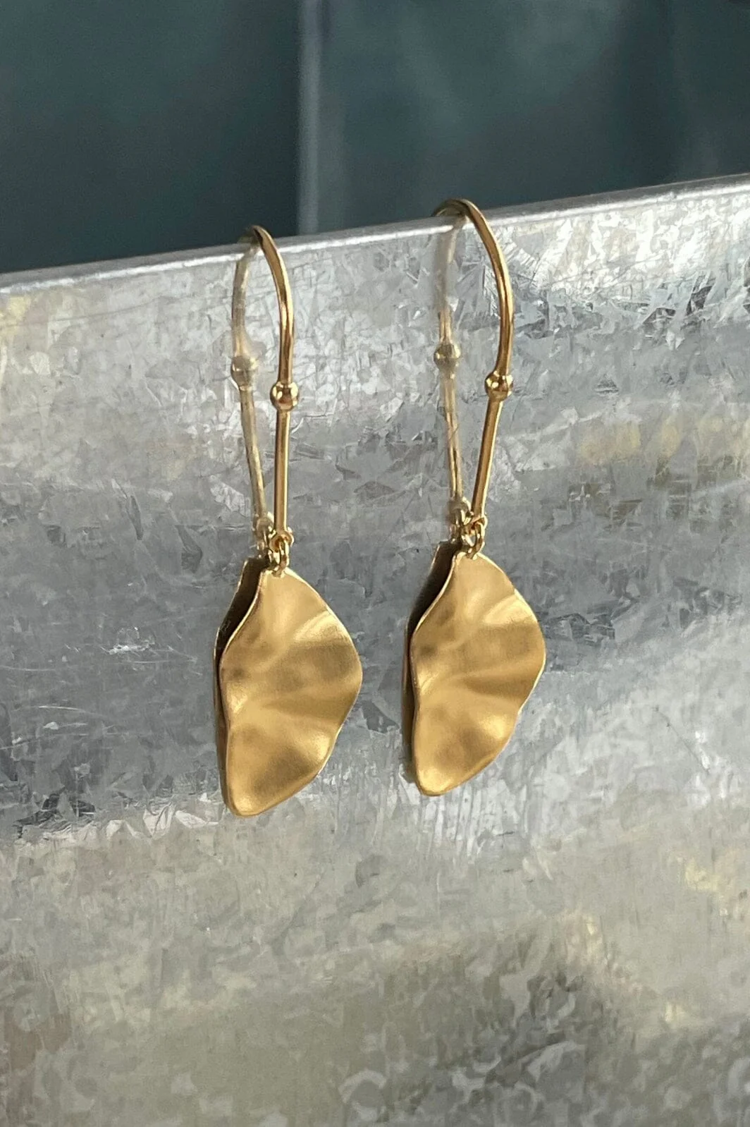 Stine A Hook With Goldenenen Refection Moon Earring Right