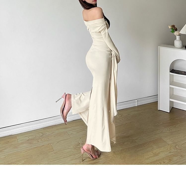 Autuna - Lange mouw off-shoulder maxi-zeemeerminjurk met strikceintuur en split