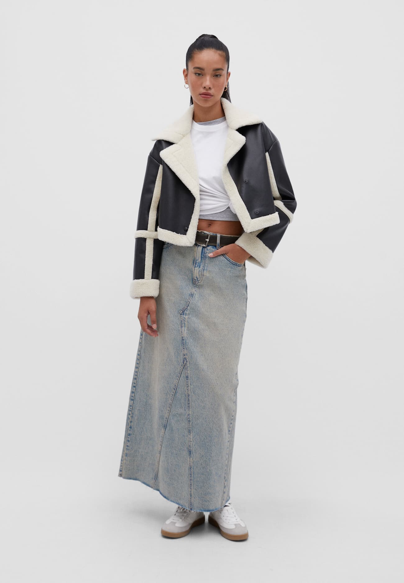 Jaqueta cropped dupla face com detalhe cruzado