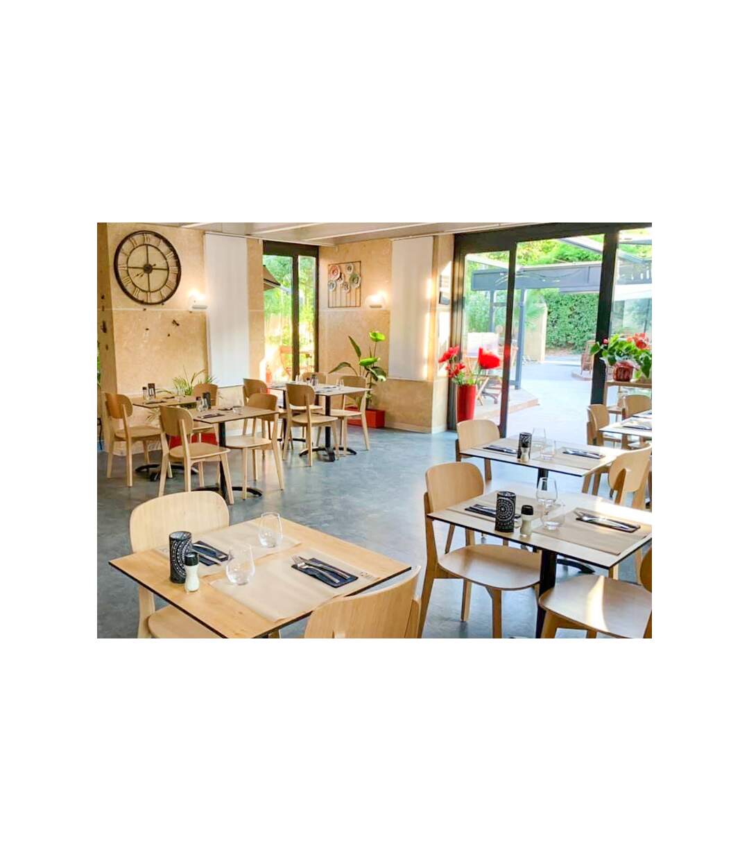 Repas en famille dans un restaurant avec jardin près de Béziers - SMARTBOX - Coffret Cadeau Gastronomie