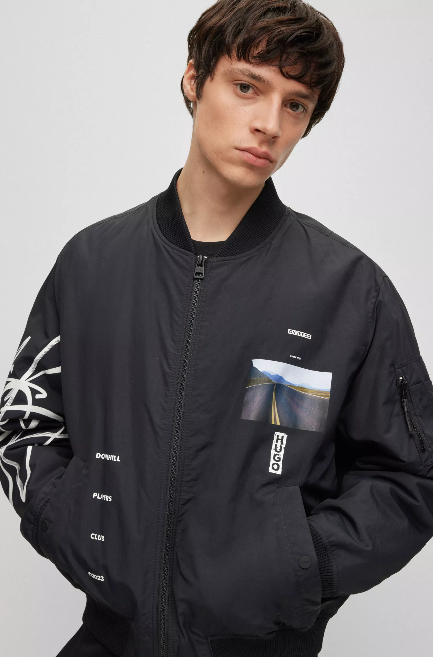 Jaqueta bomber acolchoada HUGO vermelha, modelagem oversized, com estampa streetwear.