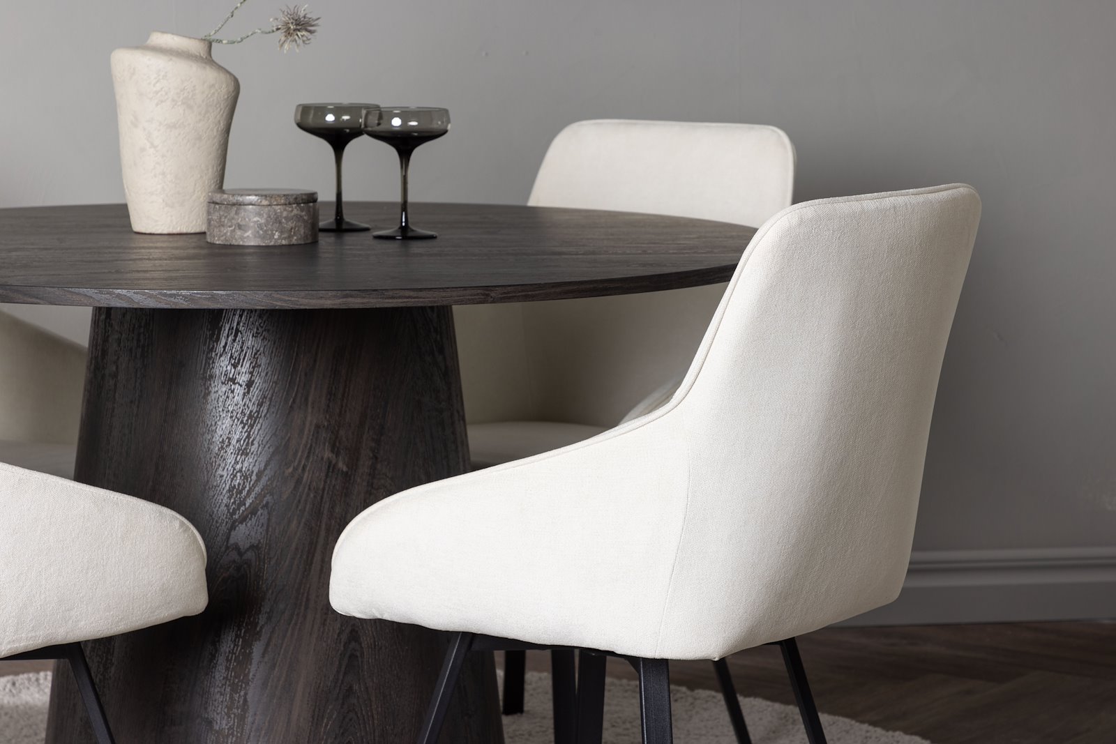 Lanzo og Rosie Spisegruppe Lanzo rundt spisebord ø120cm i mocca med 4 stk. Rosie spisestoler i Beige og sorte ben.