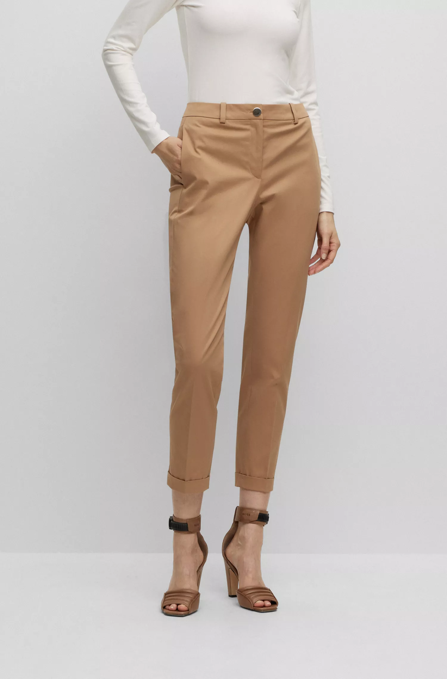 Calça BOSS preta, corte regular, em sarja de algodão elástico.
