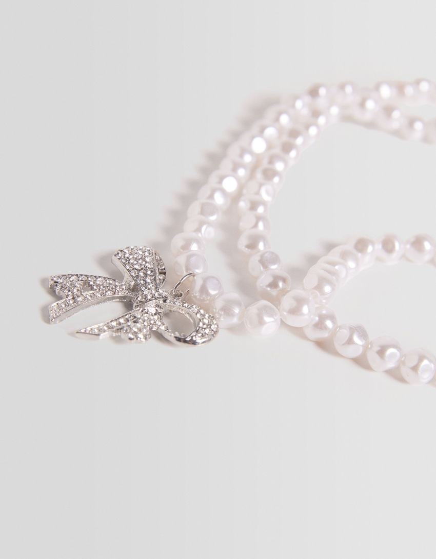 Colar de pérolas falsas com laço de strass