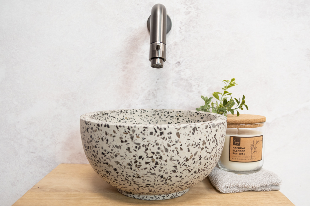 Saniclear Baru fonteinset met eiken plank, zwart-witte terrazzo waskom en verouderd ijzer kraan voor in het toilet