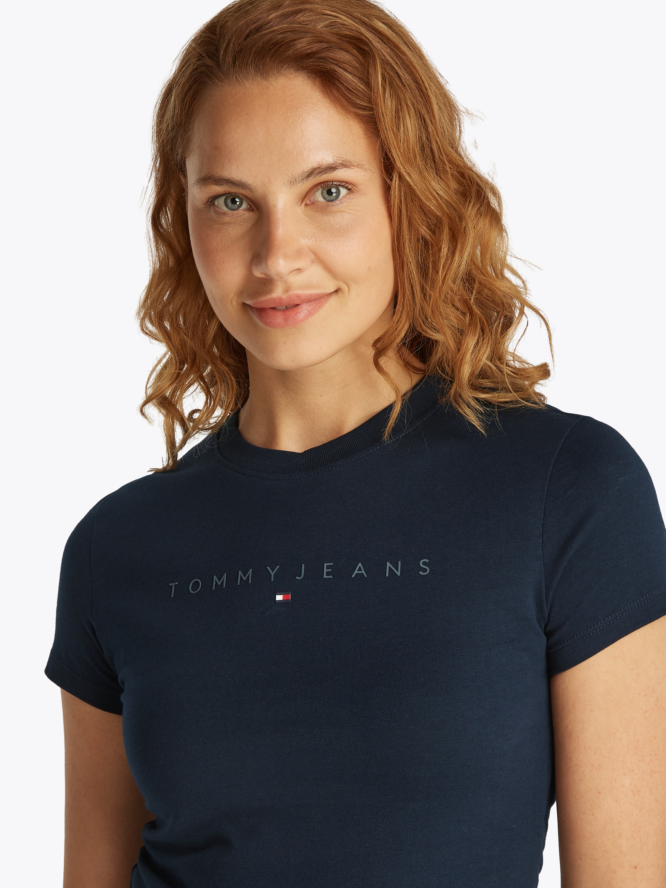 Tommy Jeans Curve T-Shirt »TJW SLIM TONAL LINEAR TEE EXT« in Grossen Grössen, Logodruck, Figurbetont