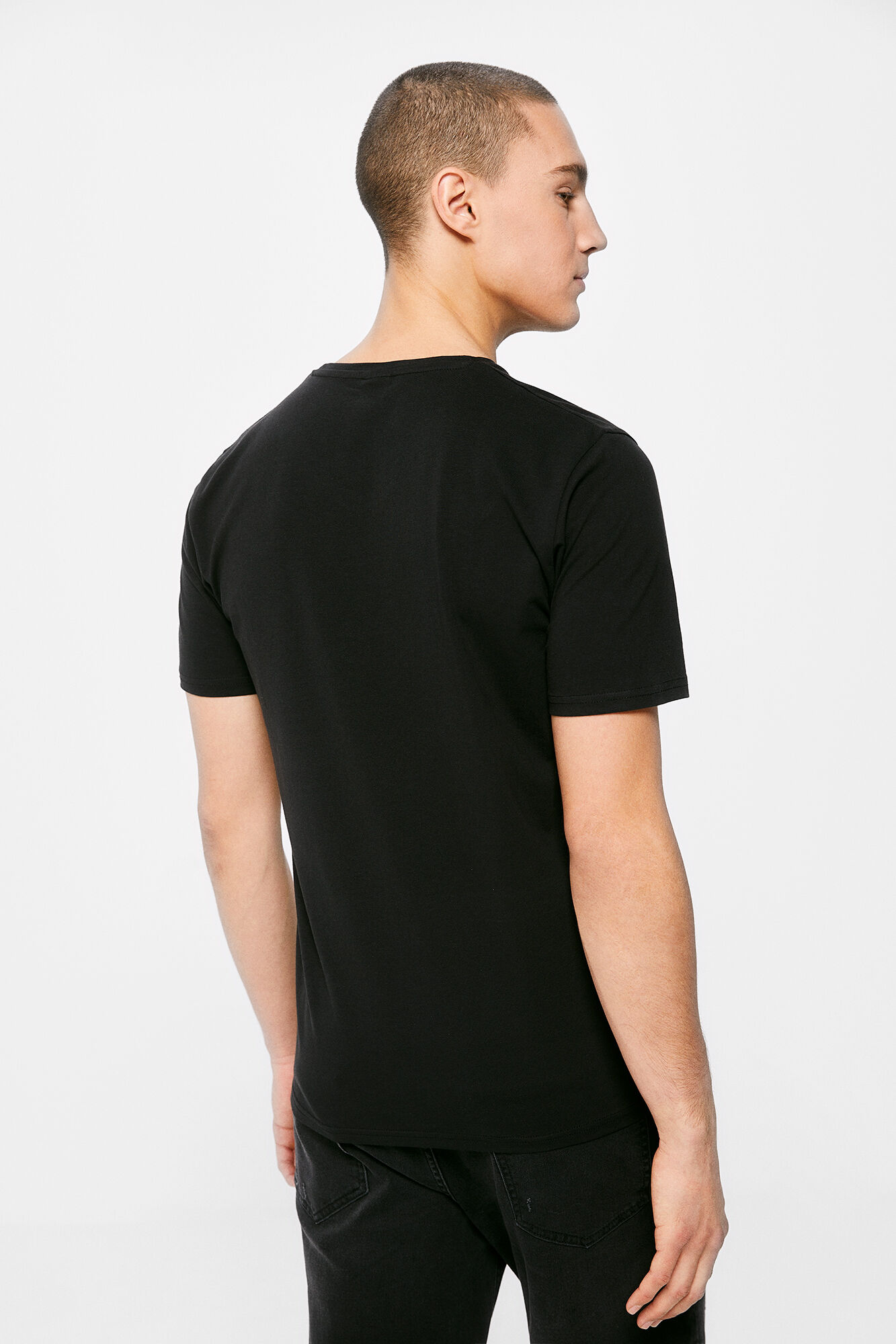 Camiseta com gola alta - preta