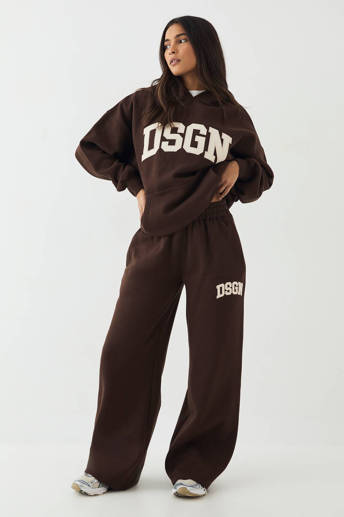 Jogging DSGN Studio à Jambes Droites avec Appliqué Cordon