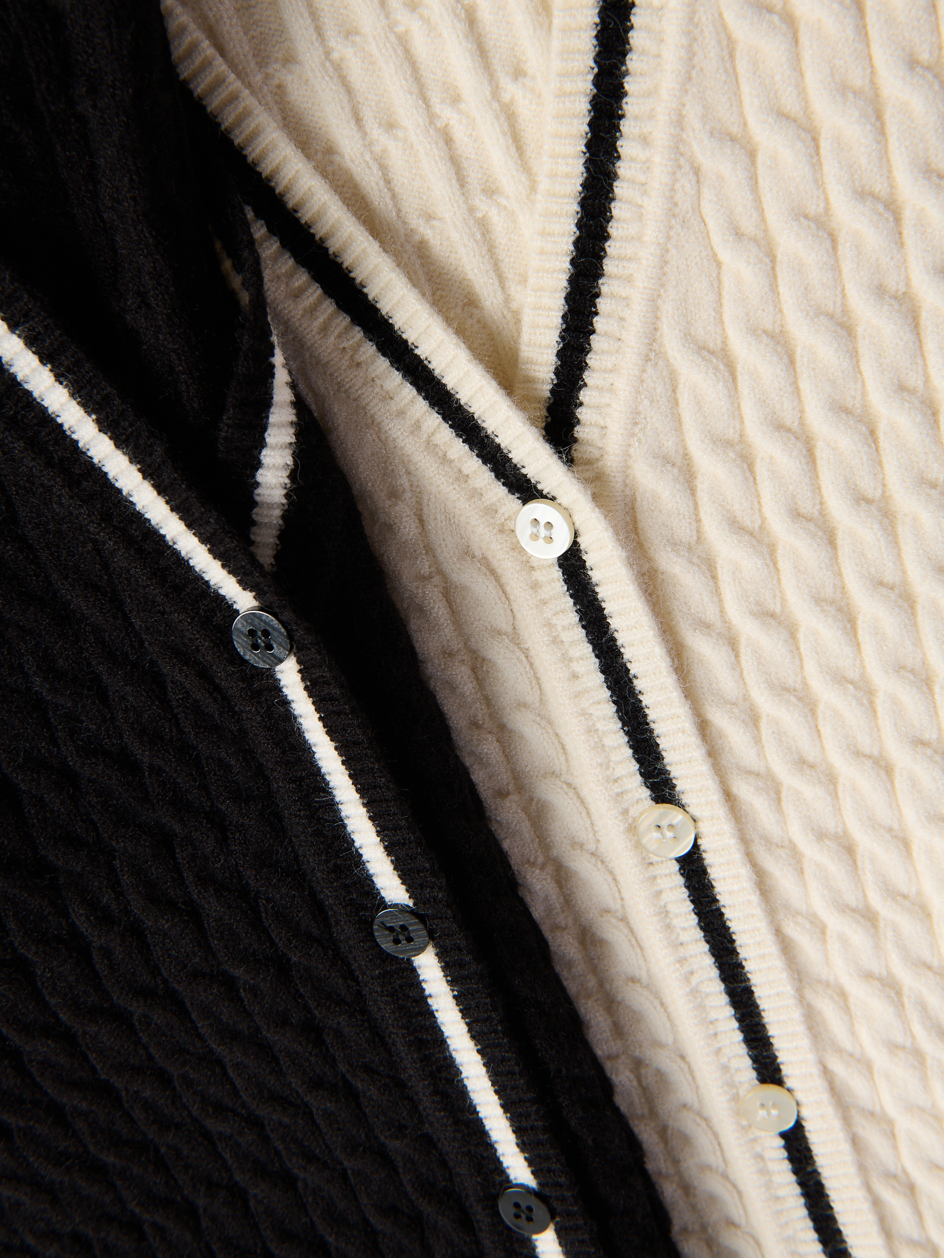 Strickjacke mit hohem Anteil an strukturierter Viskose
